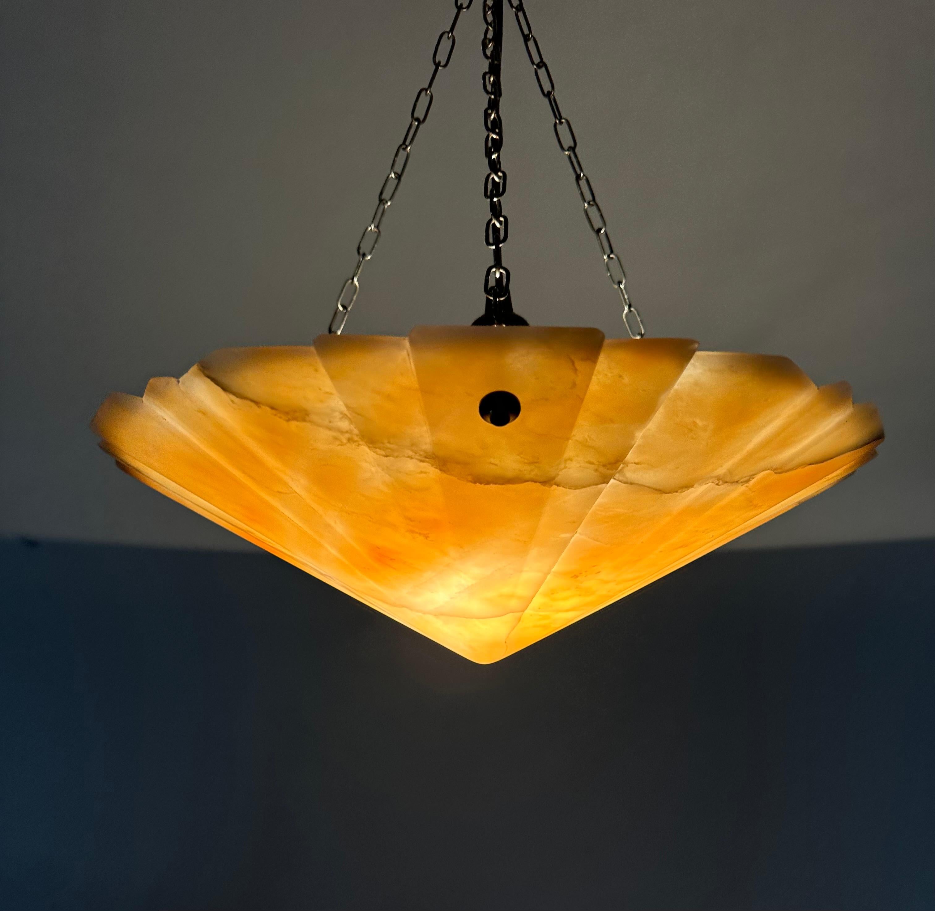 Bellissimo ciondolo in alabastro con design geometrico Art Carved intagliato a mano, montaggio ad incasso in vendita 3