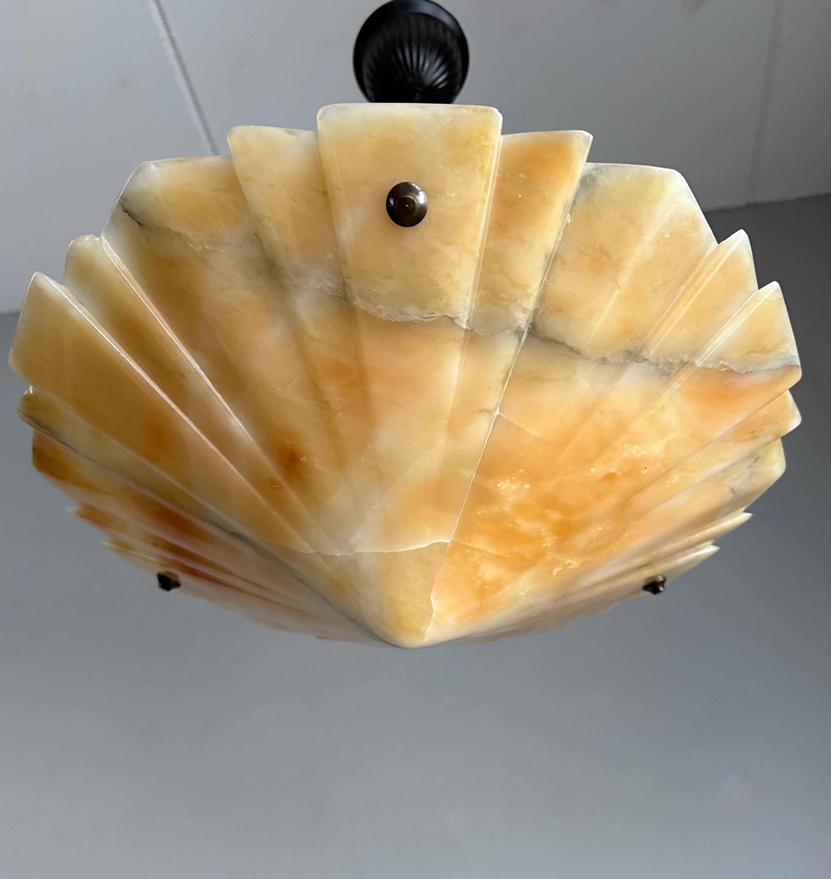 Elegante lampada a sospensione in alabastro risalente agli albori dell'Art Déco.

Questa lampada a sospensione geometrica in stile Art Déco è caratterizzata da uno splendido design modernista e da un paralume in alabastro intagliato e lucidato a