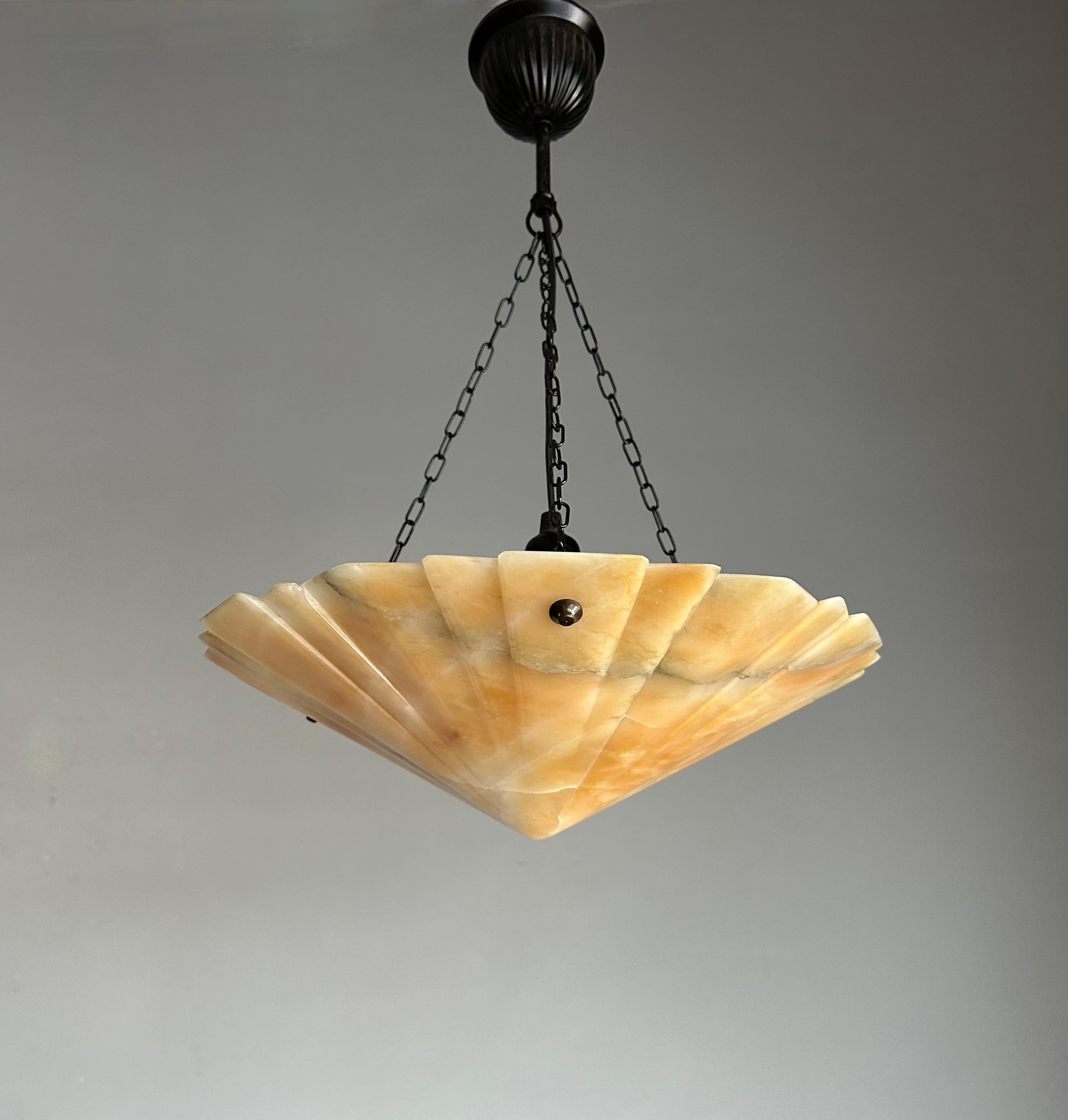 Europeo Bellissimo ciondolo in alabastro con design geometrico Art Carved intagliato a mano, montaggio ad incasso in vendita