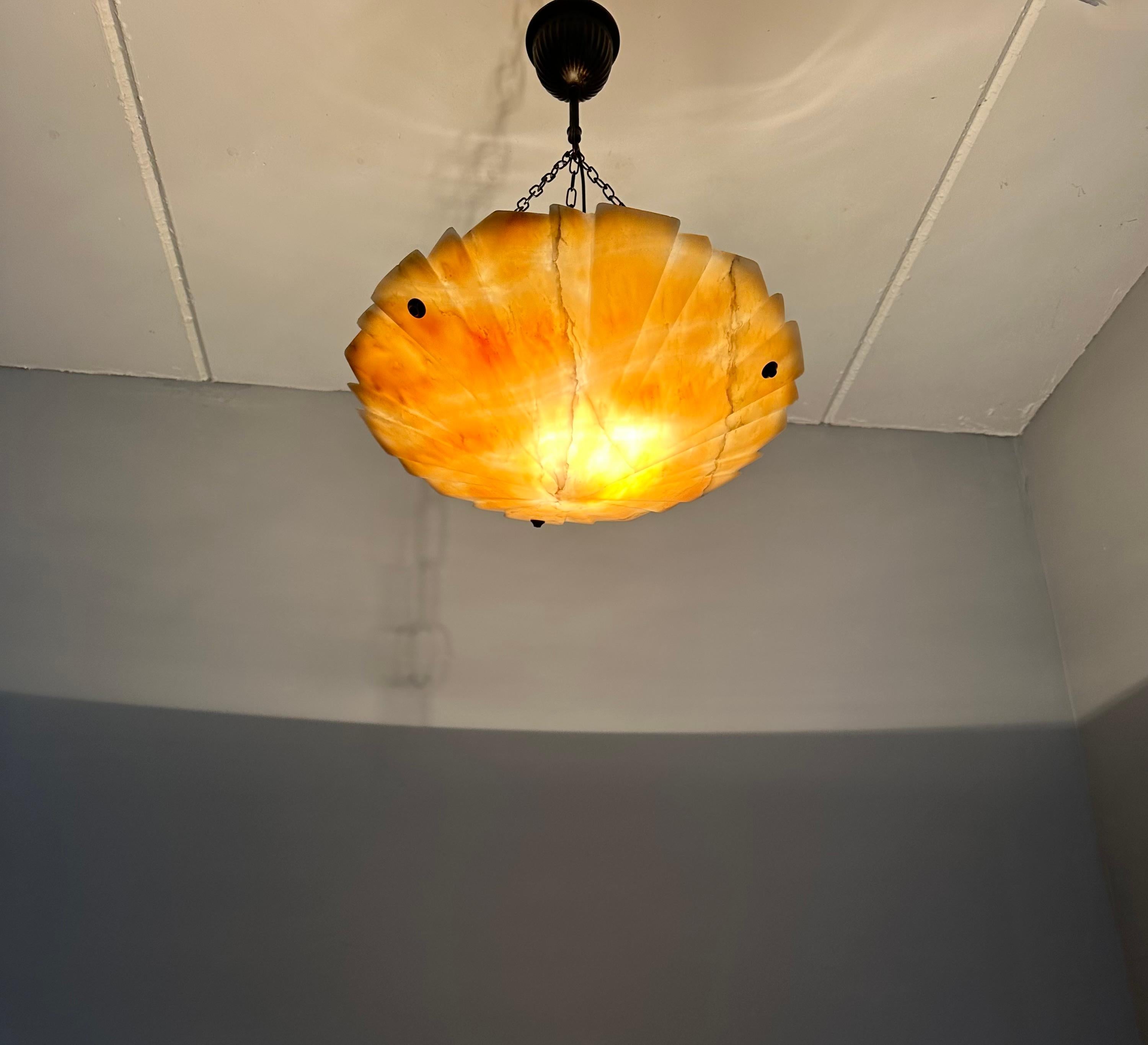 Metallo Bellissimo ciondolo in alabastro con design geometrico Art Carved intagliato a mano, montaggio ad incasso in vendita