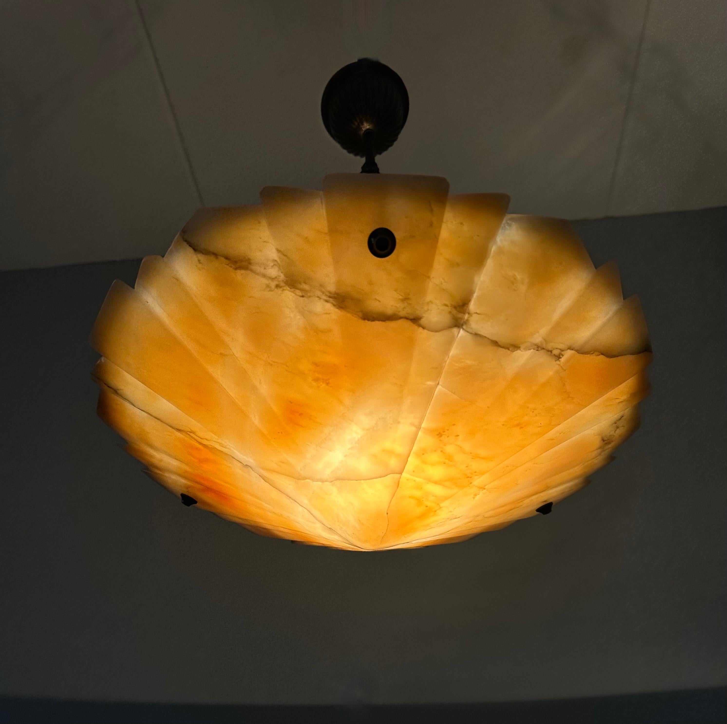 Bellissimo ciondolo in alabastro con design geometrico Art Carved intagliato a mano, montaggio ad incasso in vendita 1