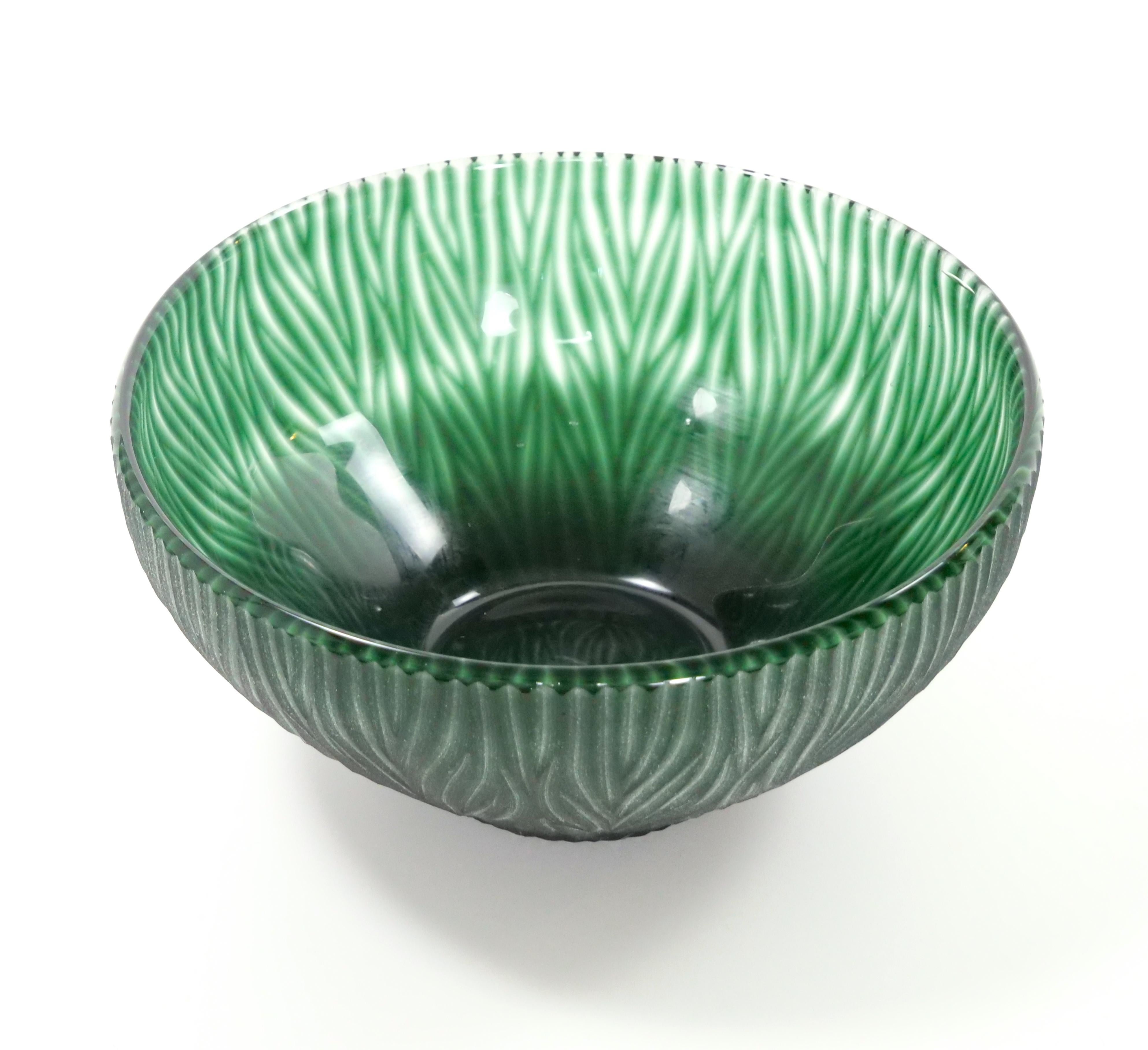 Presentamos un impresionante cuenco decorativo para centro de mesa de cristal de Murano soplado a mano de finales del siglo XX. Esta exquisita pieza muestra un cautivador diseño exterior, que pone de relieve el excepcional arte de los vidrieros de