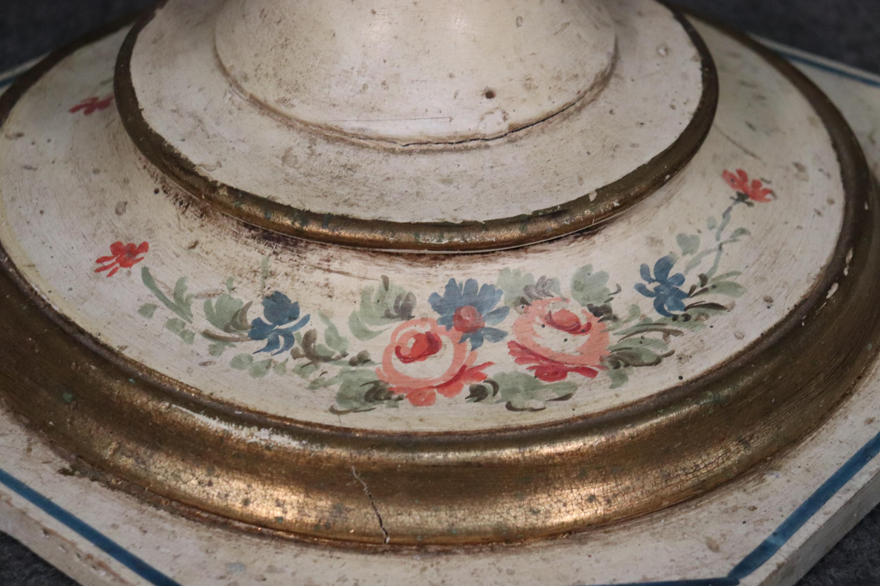 Precioso pedestal veneciano italiano pintado a mano con forma de urna, hacia la década de 1940 en venta 6