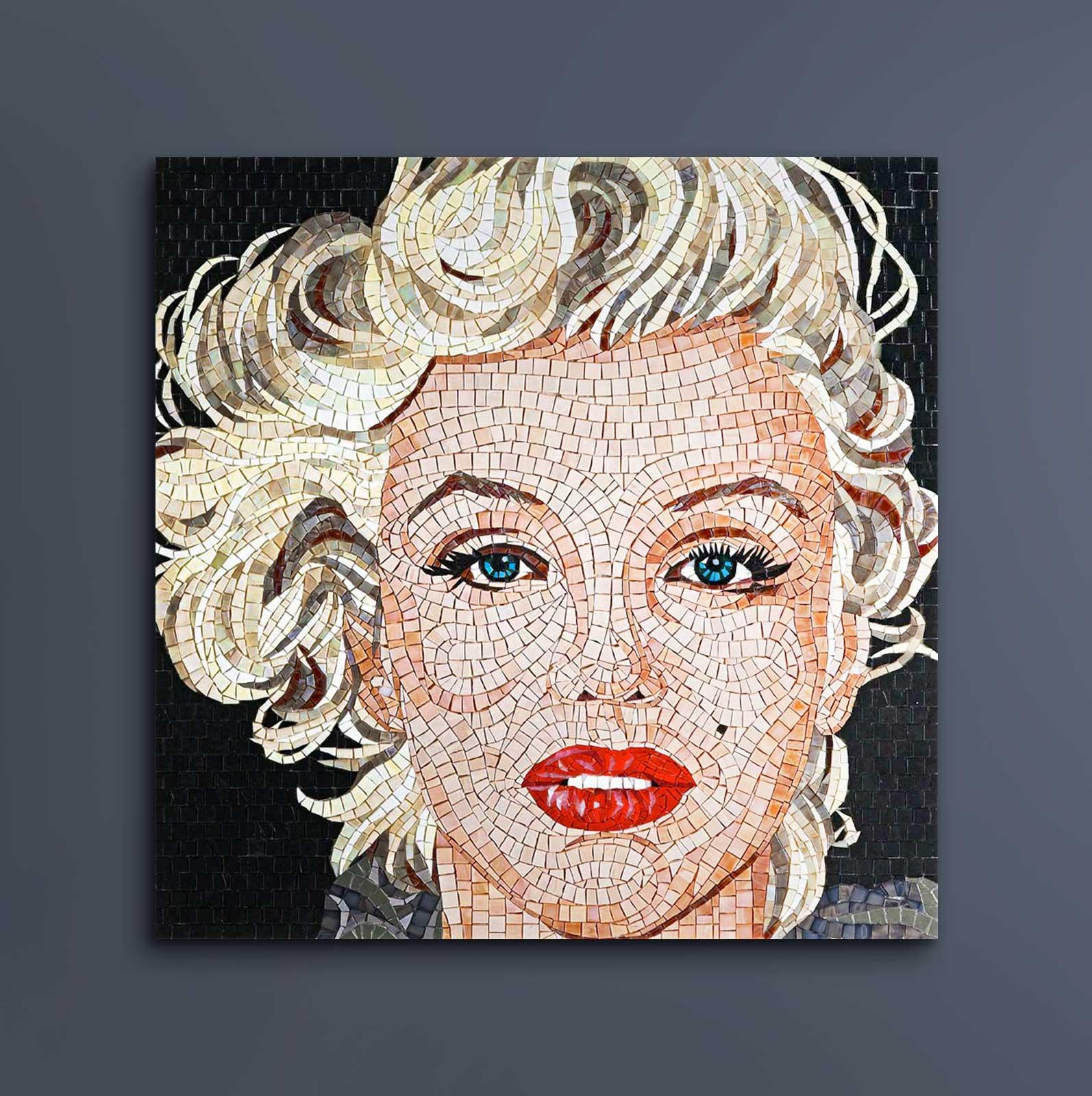 Cette mosaïque colorée d'inspiration pop est une ode à la populaire et unique Marilyn Monroe. La Diva reste l'une des actrices les plus emblématiques du grand écran. Entourée d'éléments multicolores, Monroe pose sensuellement en regardant ses fans.