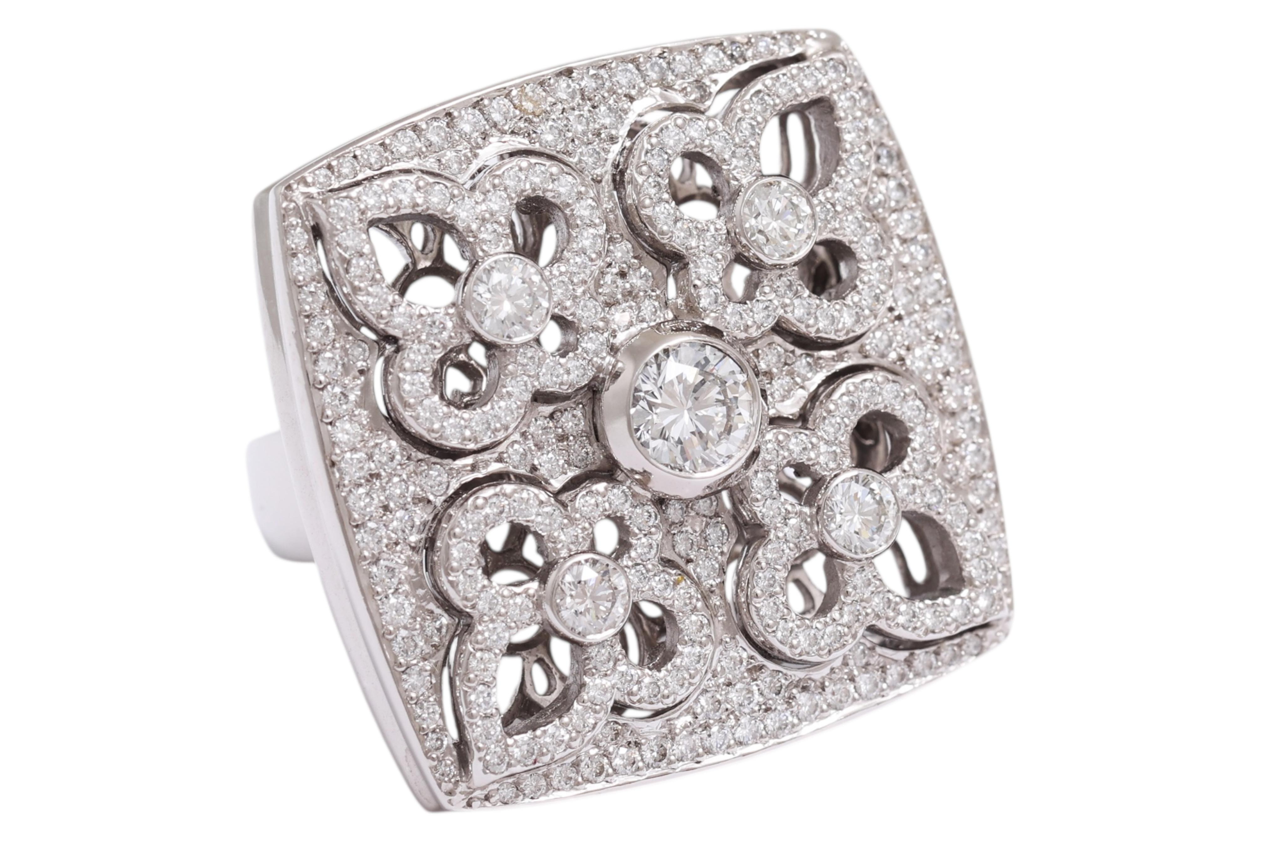 Schöner handgefertigter Volldiamanten Weißgoldring

241° Brillanten und zentraler Diamant insgesamt 2,15 ct, Top Qualität & Farbe

Gesamtgewicht 24.2 gr