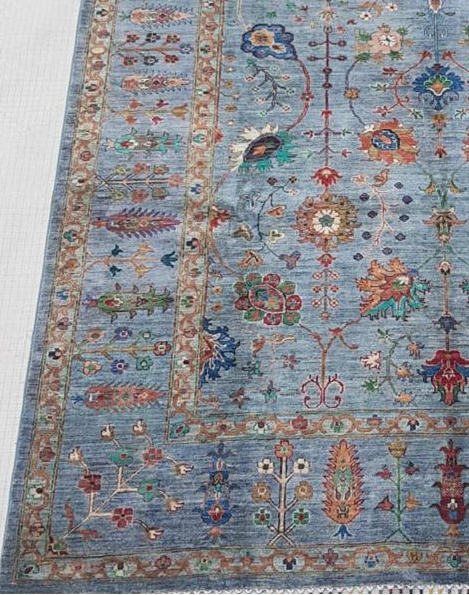 Schöner handgeknüpfter, handwerklich gefertigter Teppich mit Blumenmuster aus Afghanistan.  Dieser einzigartige und bezaubernde Teppich ist mit prächtigen Blumen und Pflanzen geschmückt. Der Wollflor besteht aus natürlicher, handgesponnener