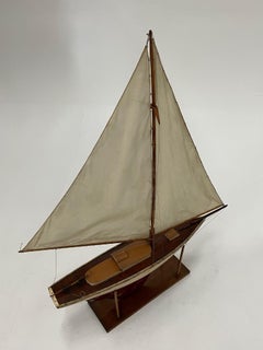 Wunderschönes handgefertigtes Segelboot-Modell aus Holz in Rot und Weiß