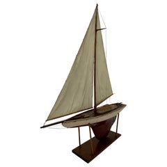 Schönes handgefertigtes Segelbootmodell aus Holz in Rot und Weiß