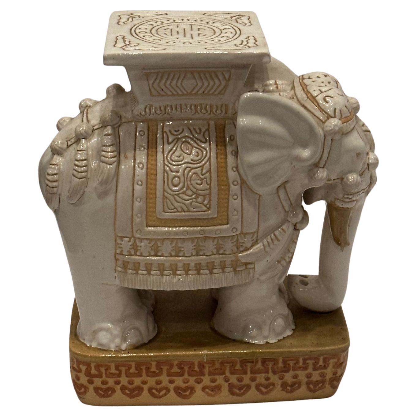 Mesa auxiliar de terracota esmaltada con forma de elefante pintada a mano