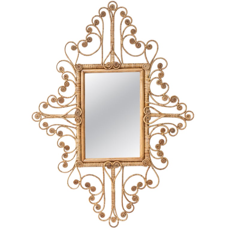 Bellissimo specchio in rattan intrecciato a mano con ornamento di volute in vendita