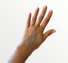 Beautiful Haute Joaillerie 18 carat white gold hand jewel