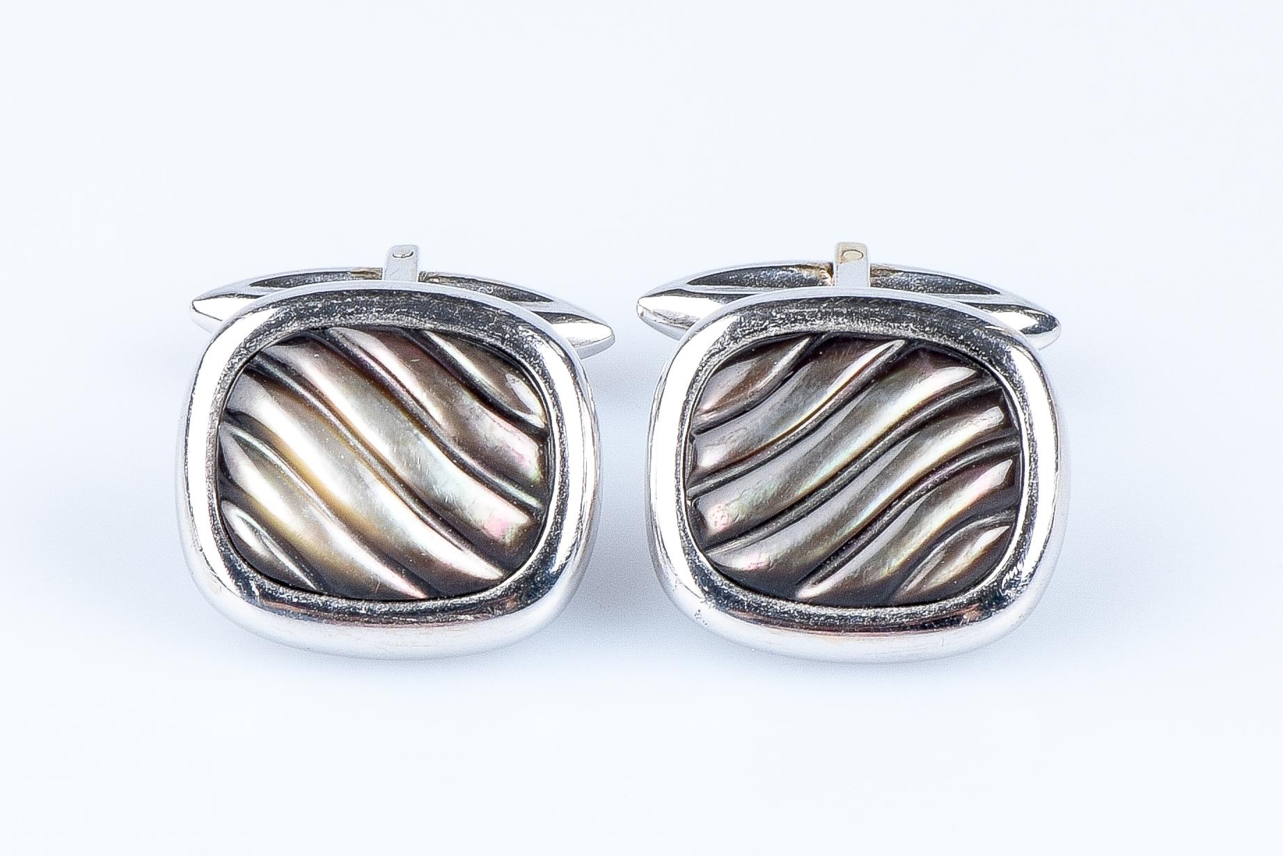 Beautiful Haute Joaillerie 18 carat white gold cufflinks designed with two sculpted mother of pearls weighing 8.00 carats. 

Quality of the diamond
Color : Brown
Clarity : Opaque

Weight: 14.82 gr. 

Dimensions : 2.25 x 1.68 x 1.50 x cm

Jewel