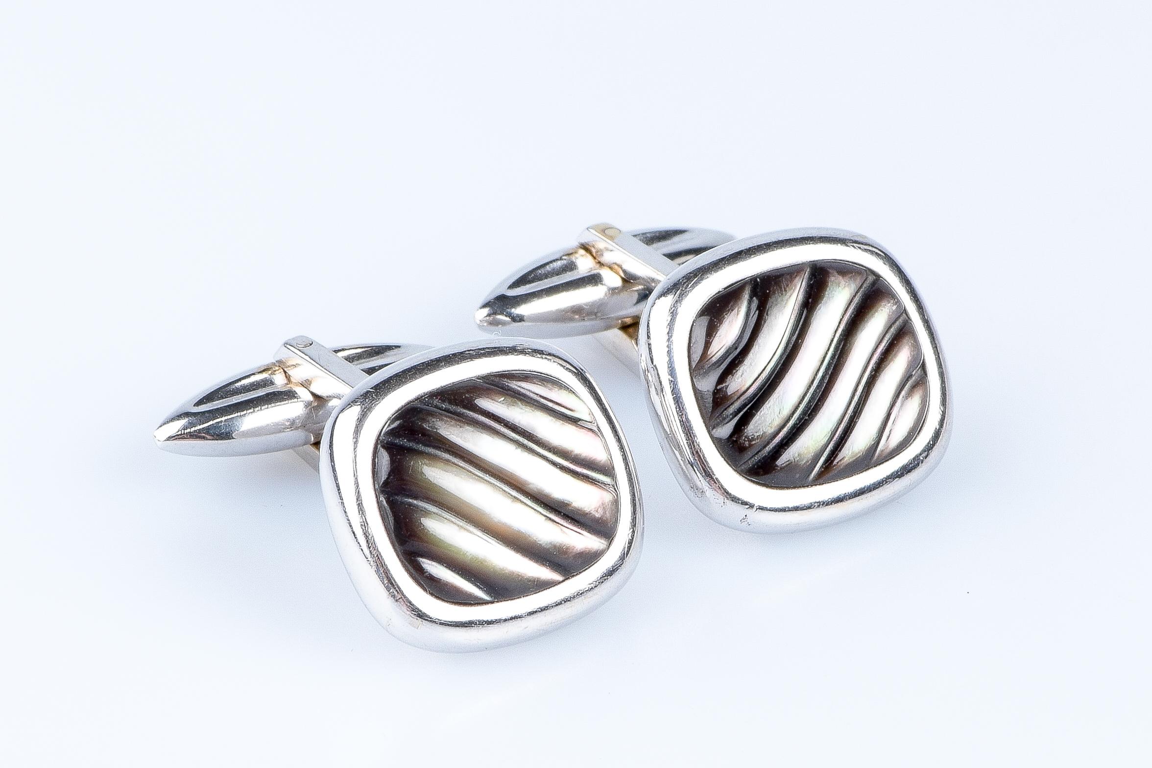 Beautiful Haute Joaillerie 18 carat white gold mother of pearls cufflinks For Sale 2