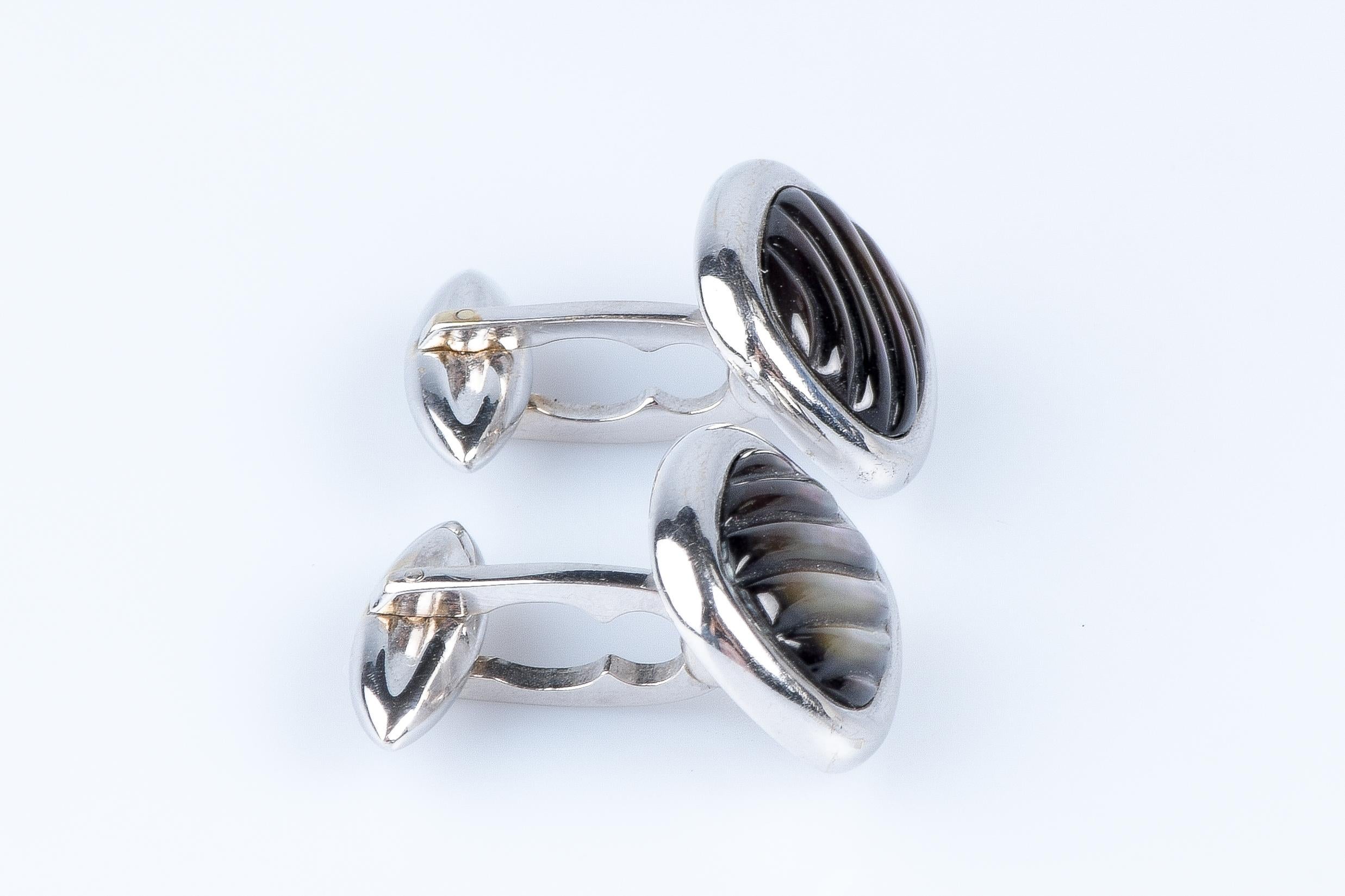 Beautiful Haute Joaillerie 18 carat white gold mother of pearls cufflinks For Sale 4