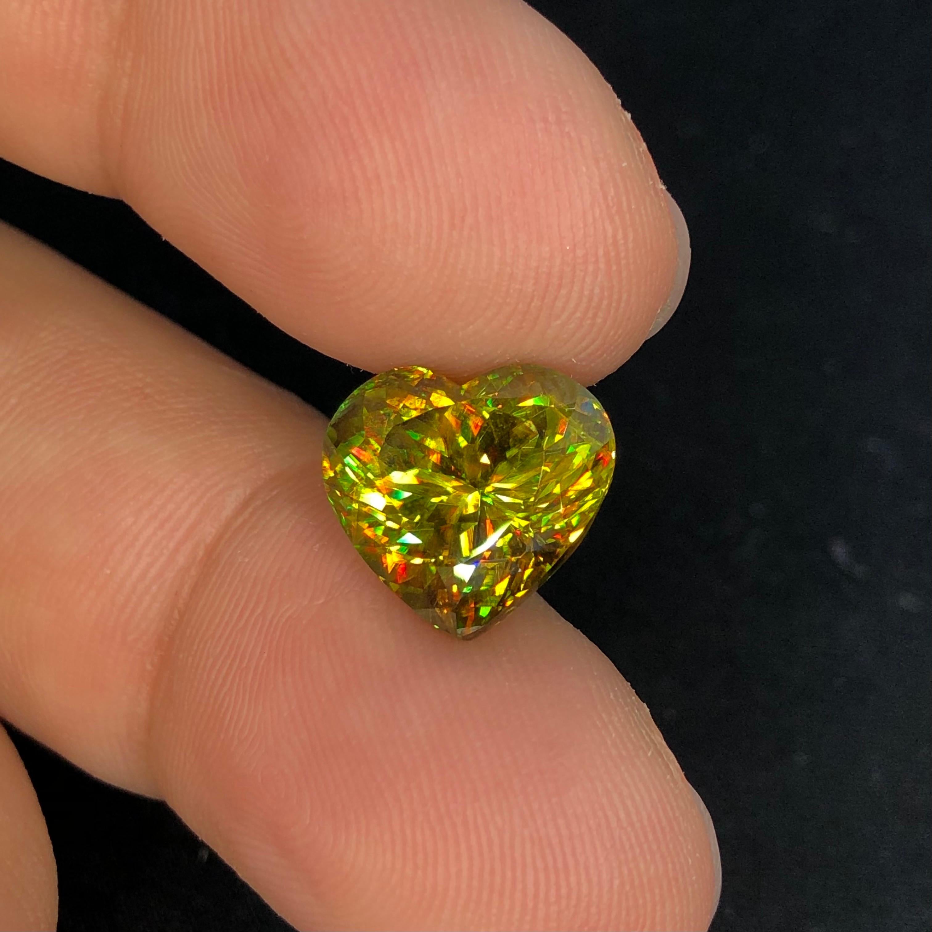 Bellissimo sfene a forma di cuore (titanite) 9,91 ct, purezza VS in vendita 5