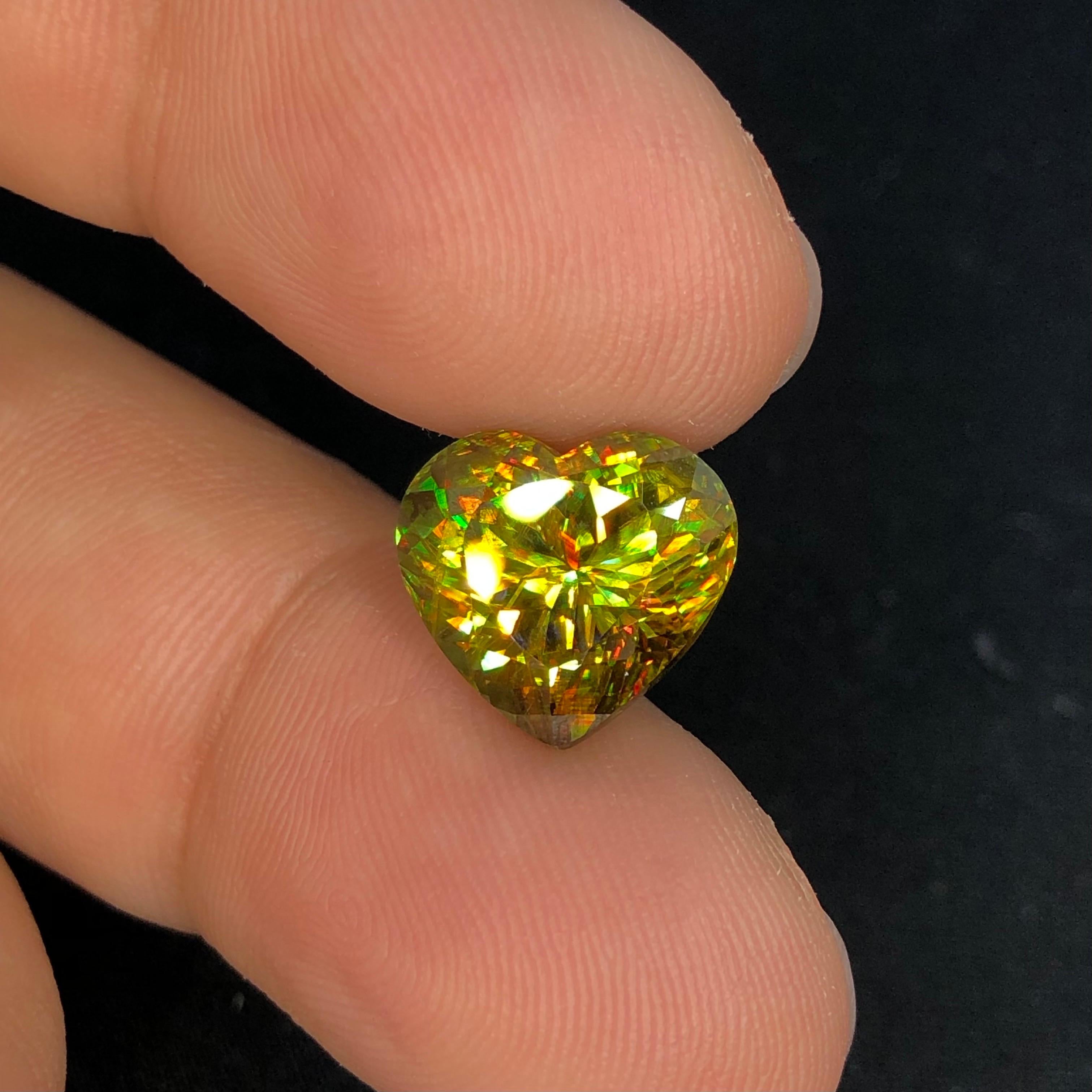 Bellissimo sfene a forma di cuore (titanite) 9,91 ct, purezza VS in vendita 6