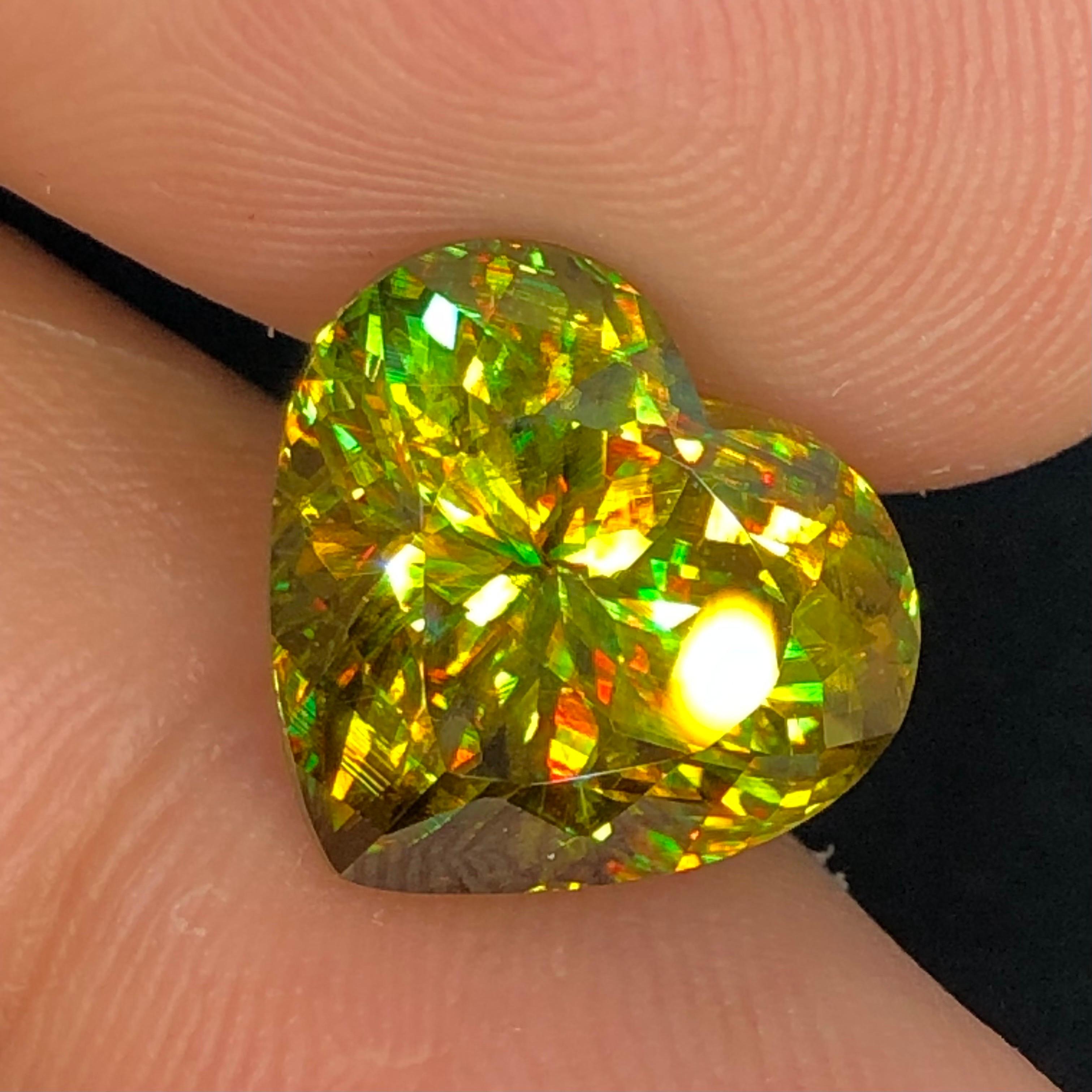 Bellissimo sfene a forma di cuore (titanite) 9,91 ct, purezza VS in vendita 7