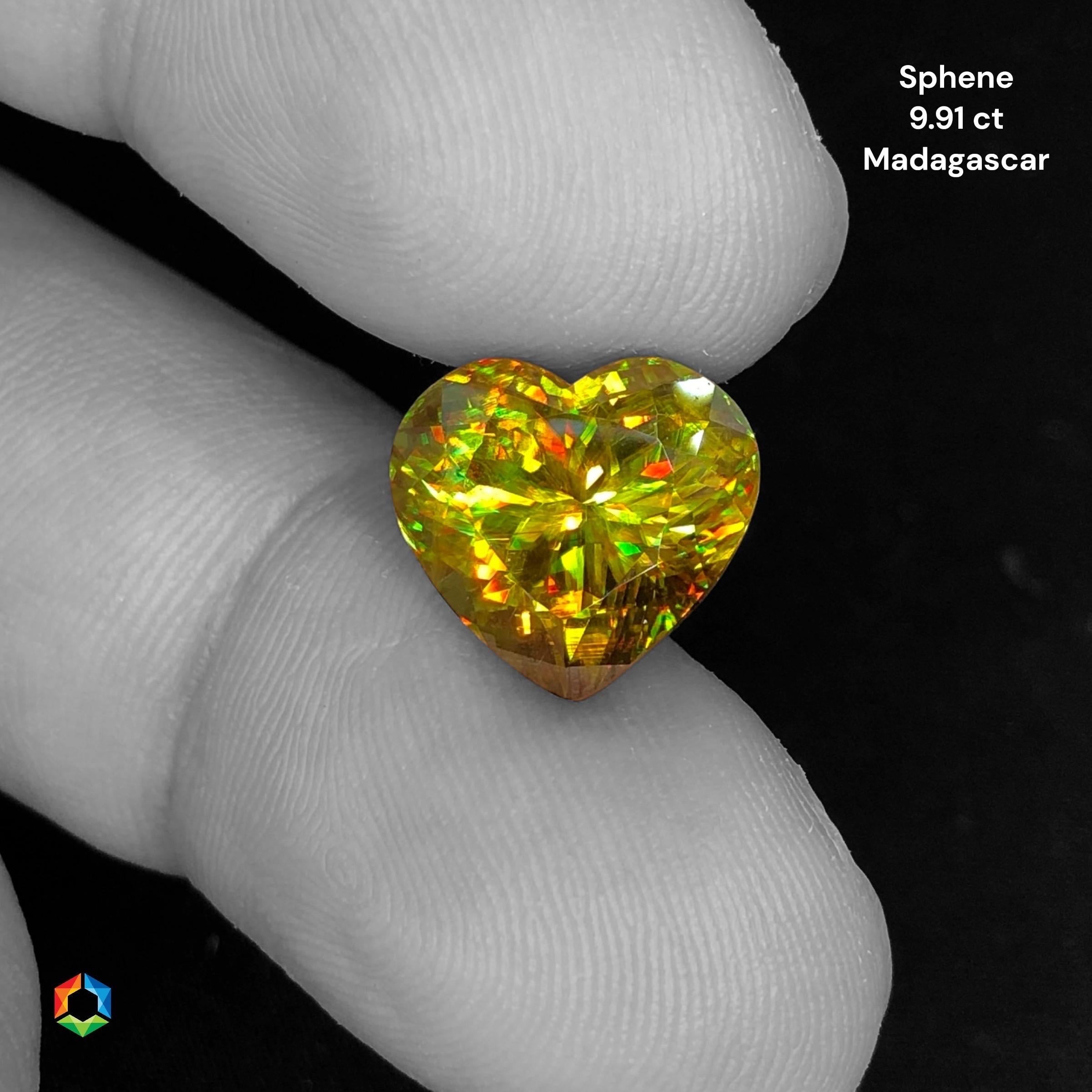 Questo splendido sfene del Madagascar mette in mostra il suo eccezionale fuoco e la sua vibrante lucentezza, rendendolo un vero e proprio pezzo forte. Anche se presenta una piccola inclusione sul lato sinistro, la sua bellezza e il suo carattere