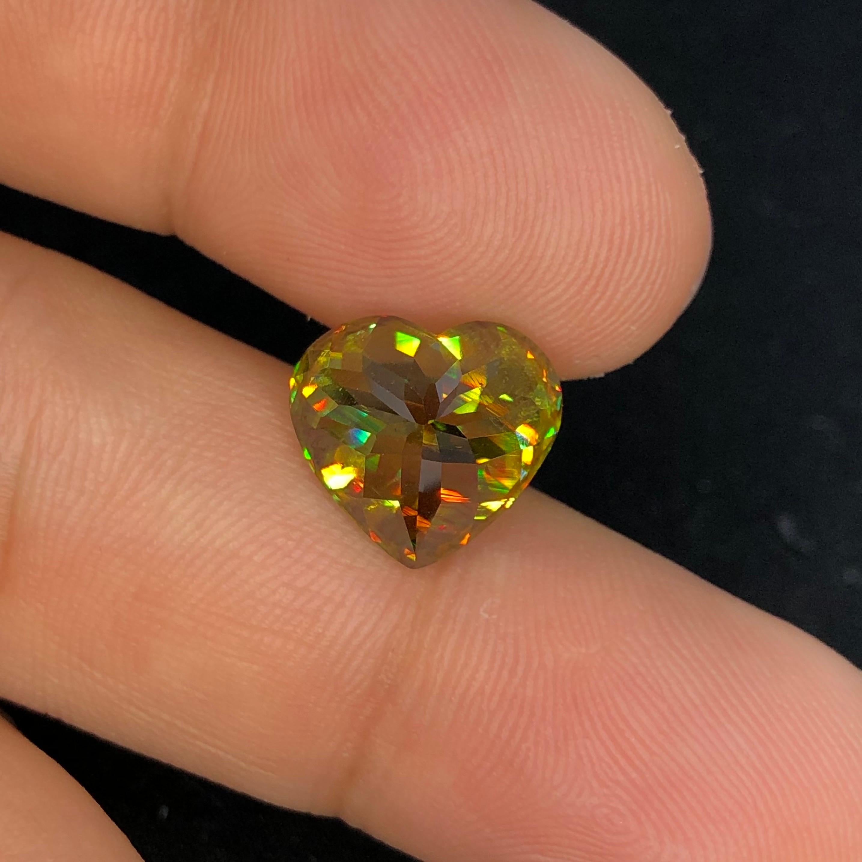 Cuore Bellissimo sfene a forma di cuore (titanite) 9,91 ct, purezza VS in vendita