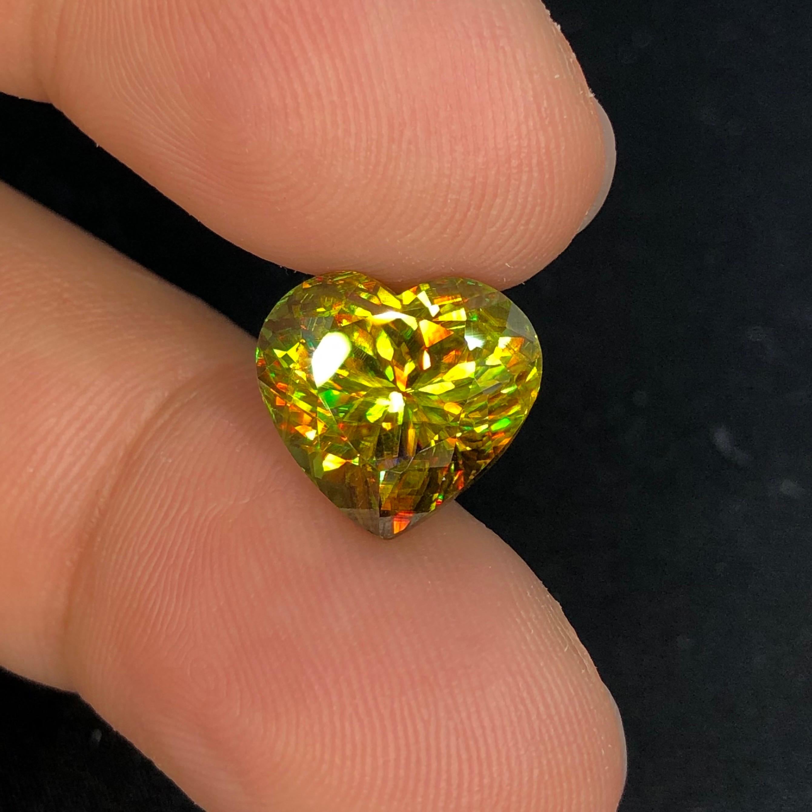 Bellissimo sfene a forma di cuore (titanite) 9,91 ct, purezza VS in vendita 1
