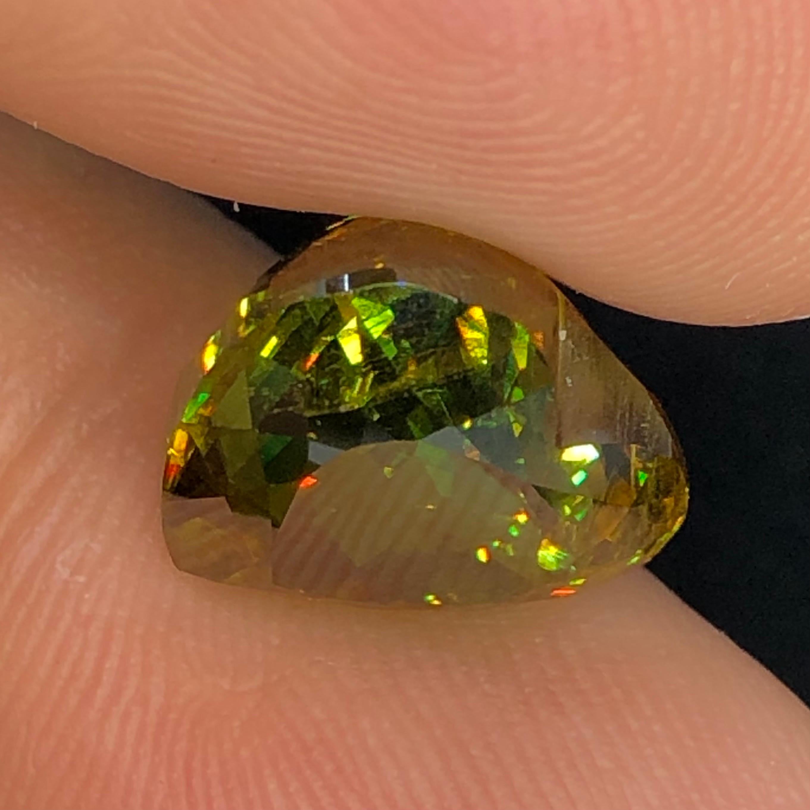 Bellissimo sfene a forma di cuore (titanite) 9,91 ct, purezza VS in vendita 2