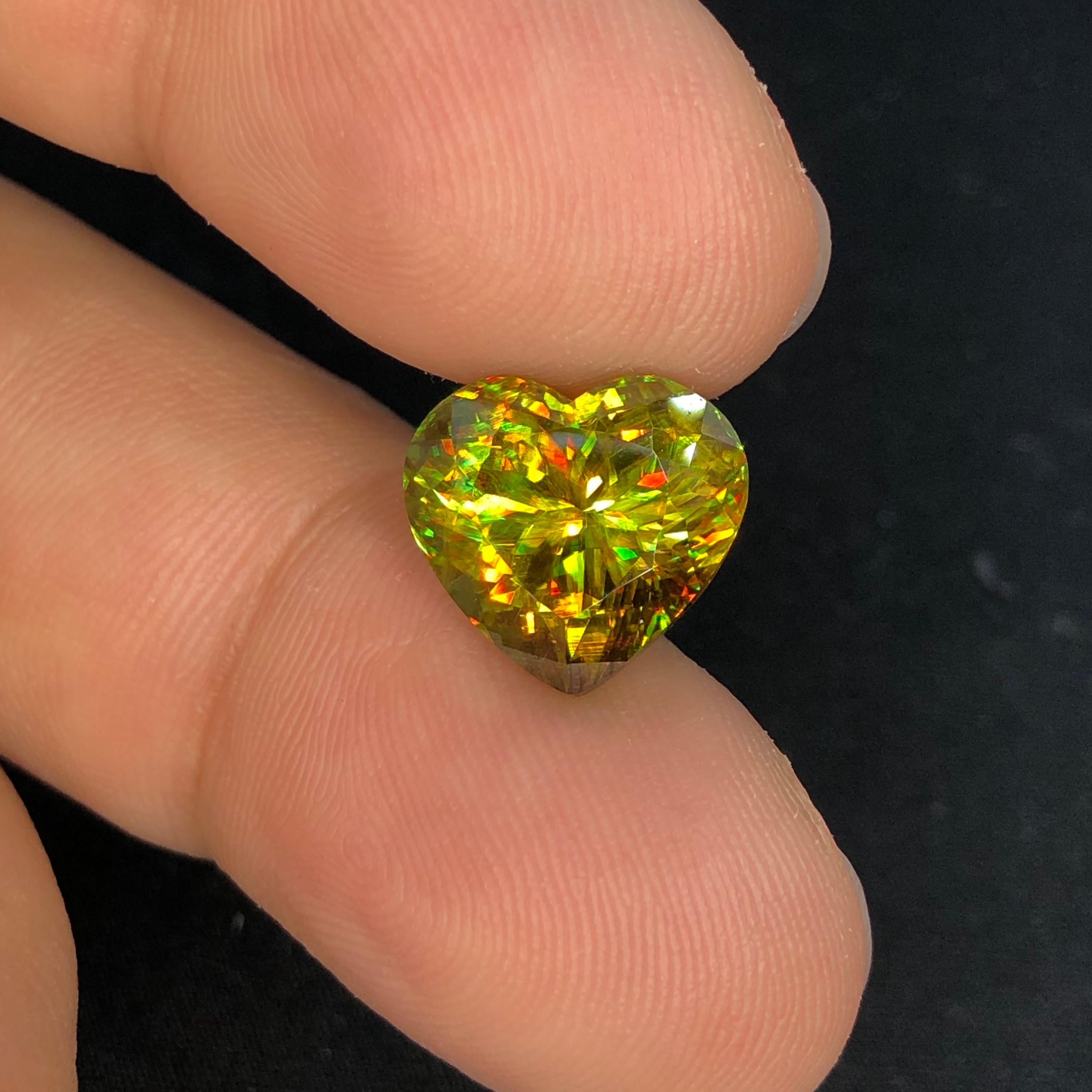 Bellissimo sfene a forma di cuore (titanite) 9,91 ct, purezza VS in vendita 3