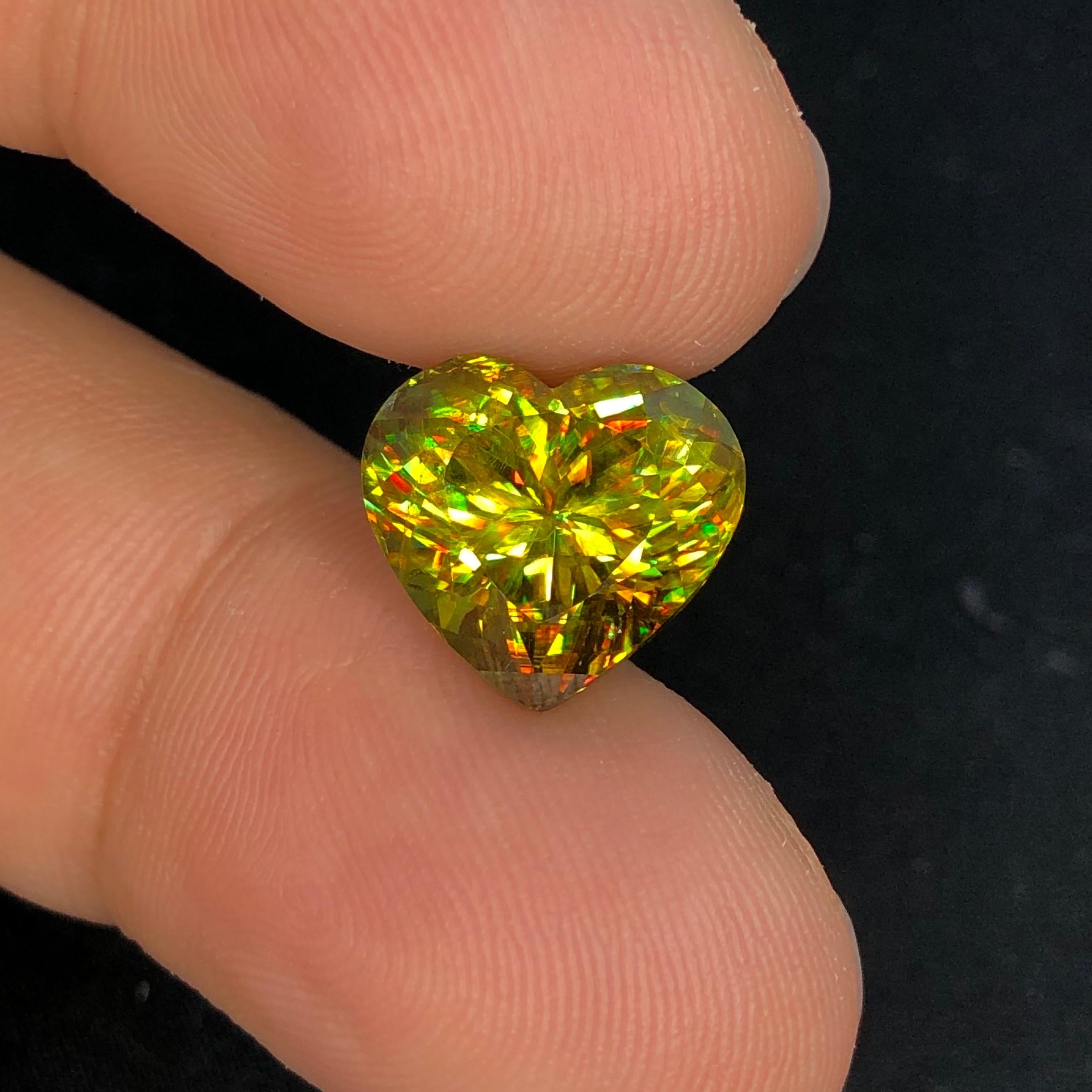 Bellissimo sfene a forma di cuore (titanite) 9,91 ct, purezza VS in vendita 4