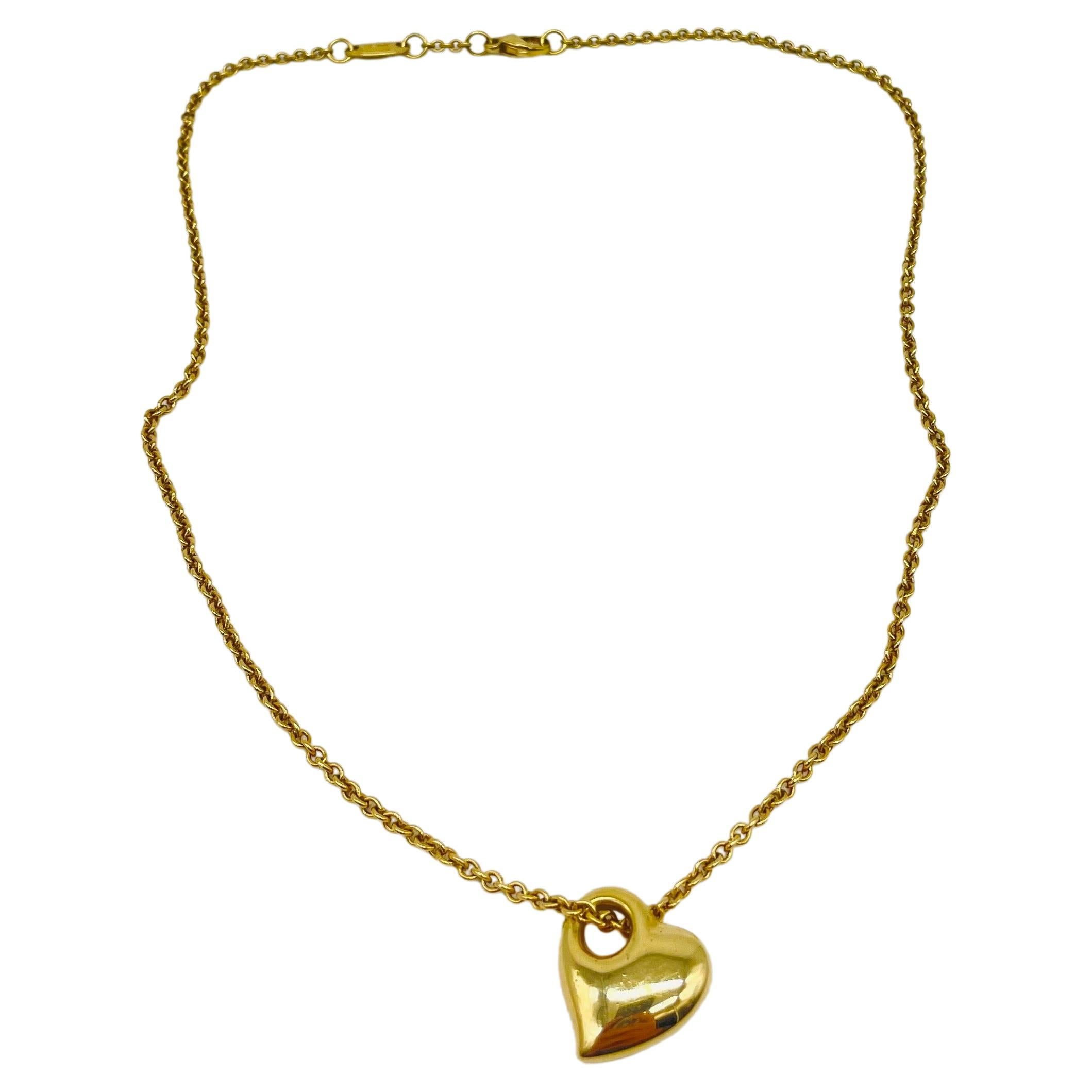 Tauchen Sie ein in die traumhafte Schönheit dieser exquisiten goldenen Halskette, die mit einem atemberaubenden herzförmigen Anhänger geschmückt ist. Diese wunderschöne Halskette aus 14-karätigem Gelbgold verströmt einen strahlenden Glanz, der das