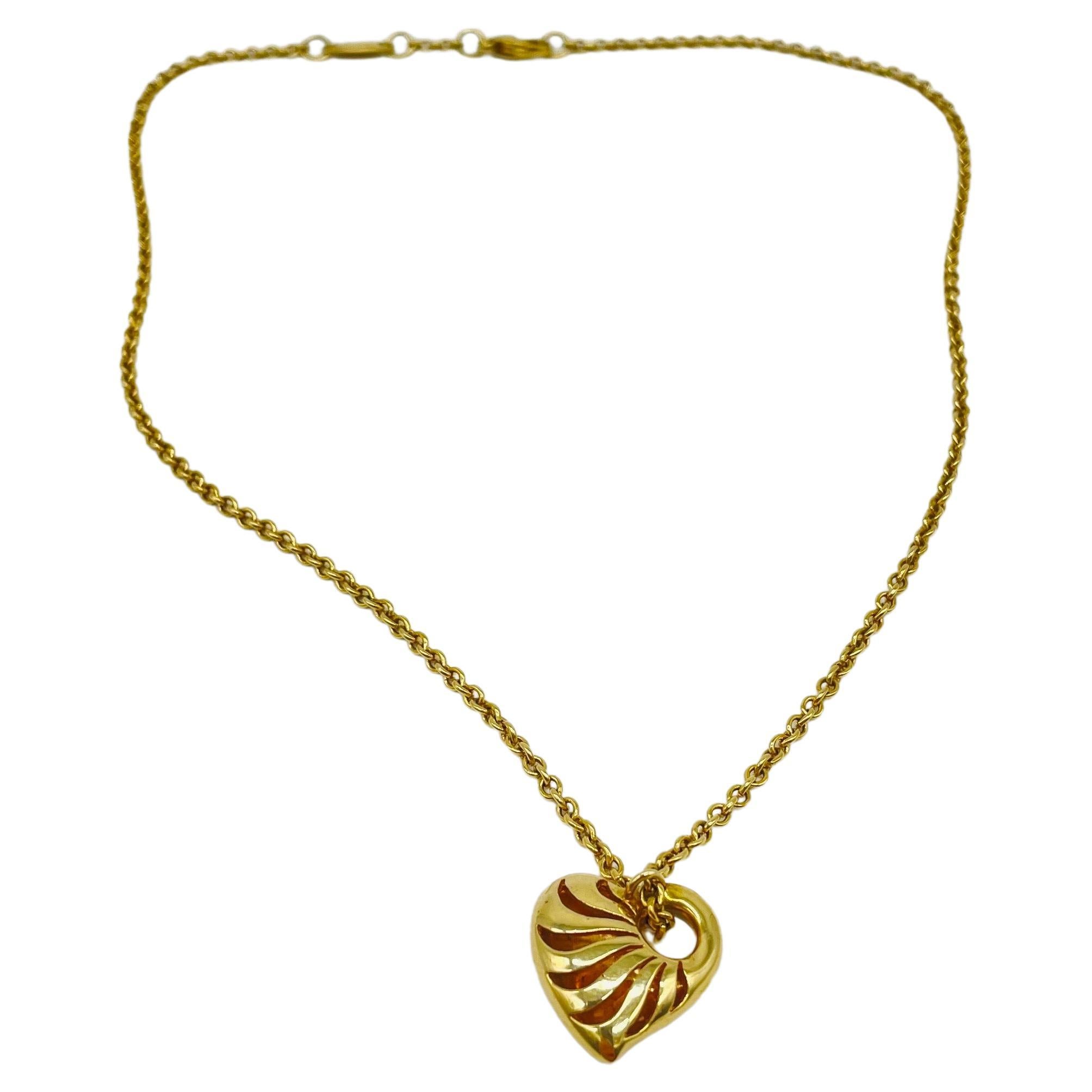 Women's beautiful heart-shaped necklace in 14k yellow gold For Sale