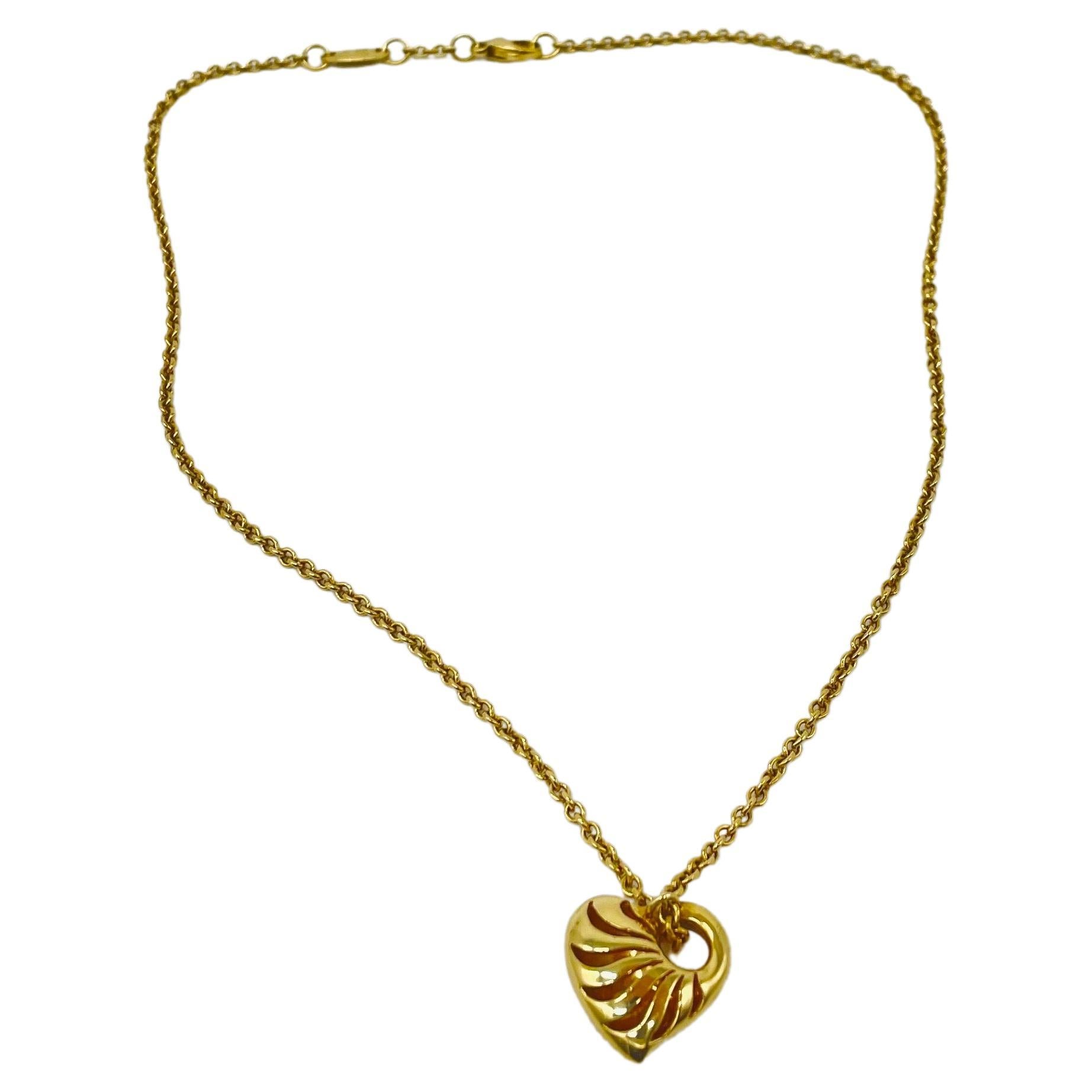 beautiful heart-shaped necklace in 14k yellow gold For Sale