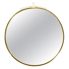 Bellissimo specchio da parete in ottone in stile Mid-Century Modern, massiccio e dalla forma arrotondata. Produttore: Lenz