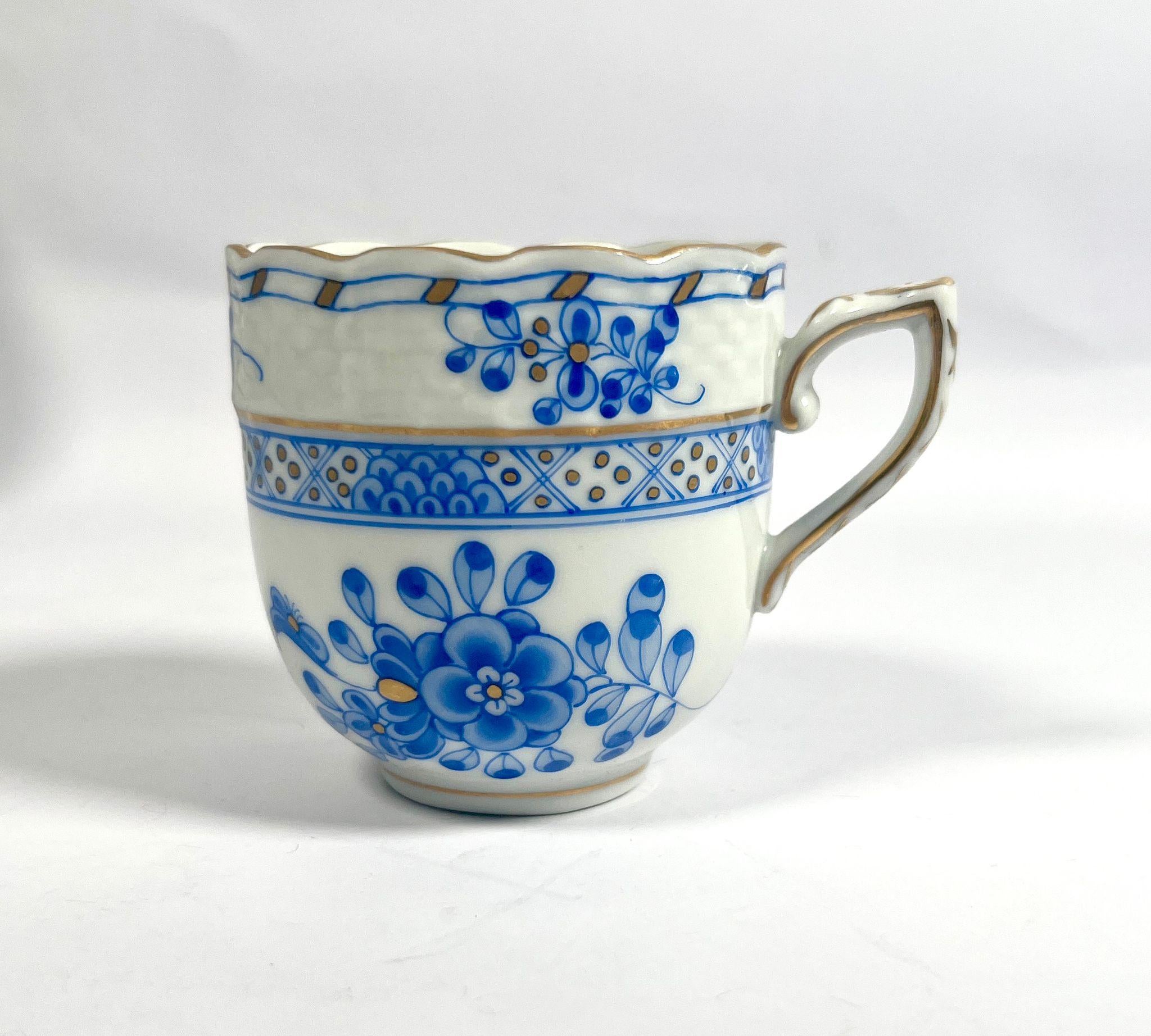 Magnifique service à café en porcelaine de la manufacture hongroise Herend, motif bleu Waldstein.
Il comprend 9 tasses à café décorées de motifs floraux bleus rehaussés de détails dorés.
L'intérieur des tasses présente également de délicats motifs