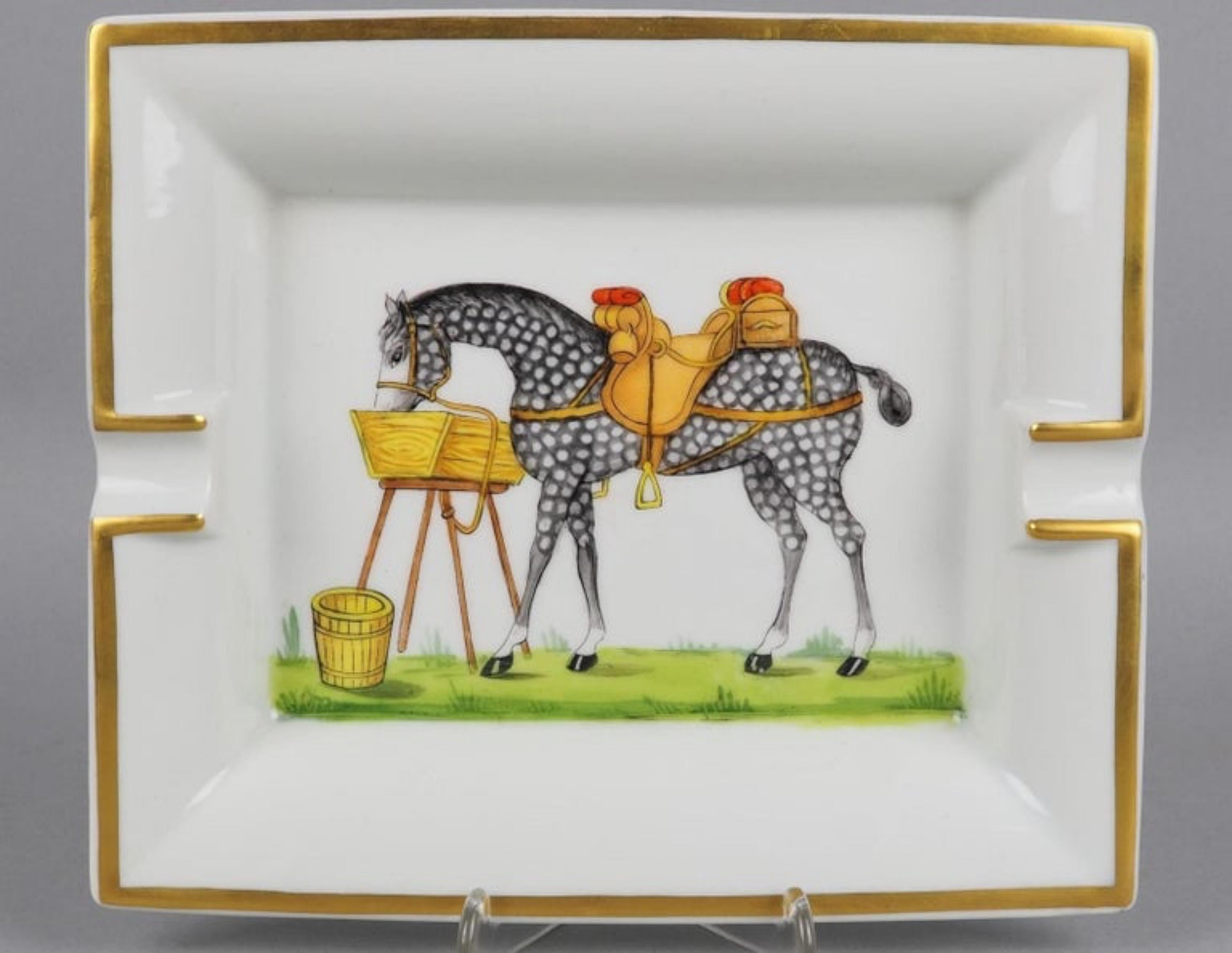 Hermés, ashtray, 2nd half of the 20th century.

Gray horse on a lining crib with gold rim. 
Underside covered with gray felt. 
Marked on the side: Hermés- Paris and Made in France, golden H stamped on the bottom. Measurements: approx. 3.5x19x16cm.