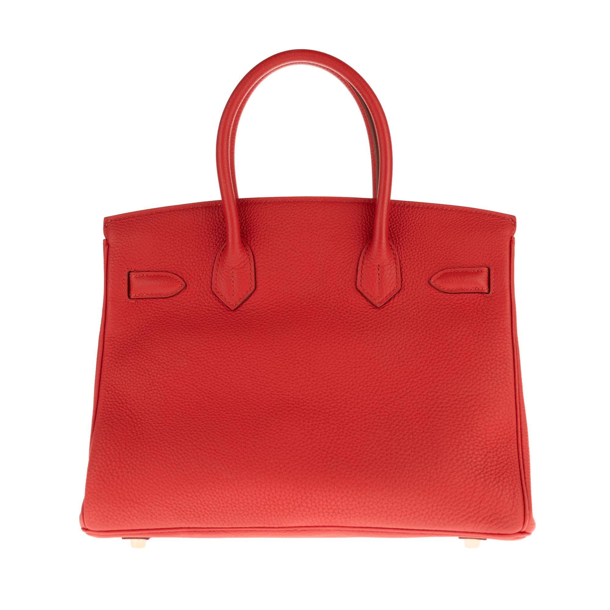 Superb handbag Hermes Birkin 30 cm in Red Togo leather , gold plated metal hardware, double handle in red leather allowing a handheld.

Closure by flap.
Red leather inner lining, one zipped pocket, one plated pocket.
Signature: 