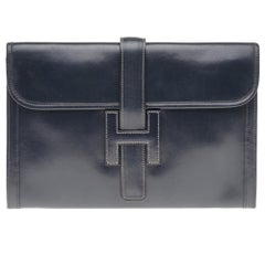 Magnifique pochette Hermès "Jige" en cuir de boîte bleu marine