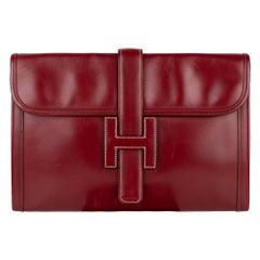 Magnifique pochette Hermès "Jige" en cuir box bordeaux