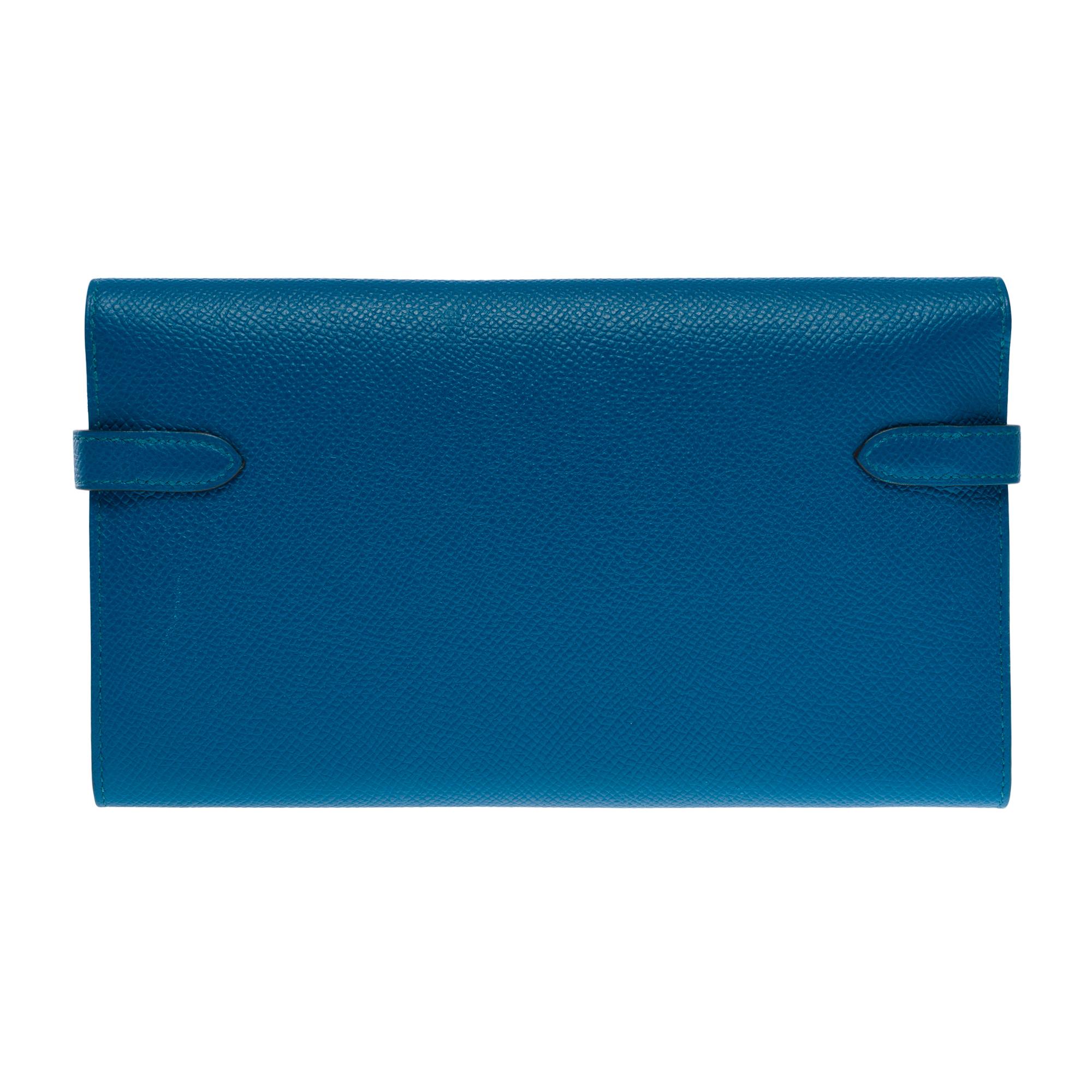 Beautiful​ ​Hermès​ ​Kelly​ ​Wallet​ ​in​ ​bleu canard epsom calf leather​ ​,​ ​palladium​ ​silver​ ​metal​ ​hardware,​ ​for​ ​a​ ​hand​ ​carry

Flap​ ​closure
Blue​ ​leather​ ​inner​ ​lining,​ ​3​ ​compartments​ ​including​ ​a​ ​zip,​ ​two​ ​patch​