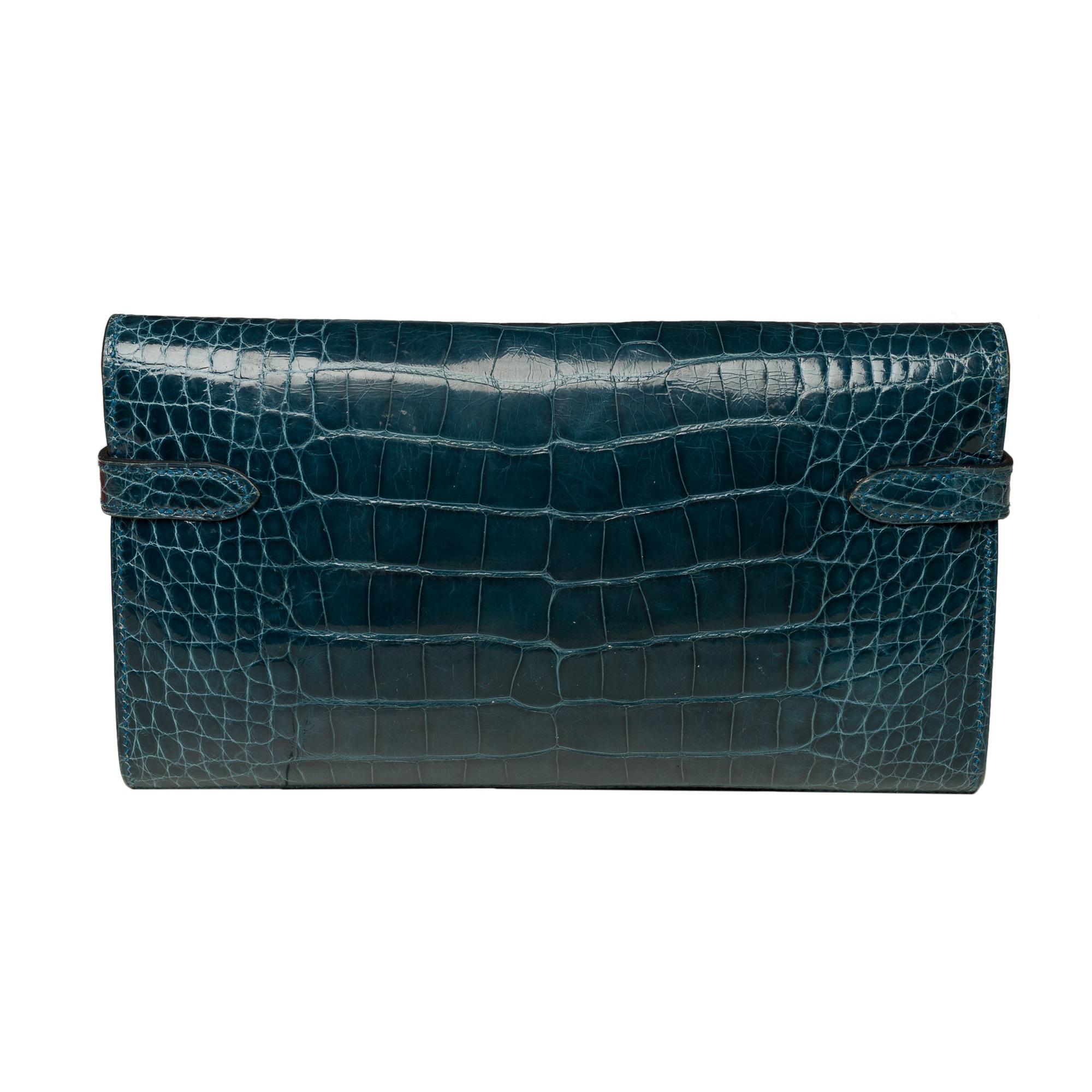 Beautiful Hermès Kelly Wallet in blue colvert alligator, palladium metal hardware, for a hand-carried
Flap closure
Inner lining in colvert blue leather, 3 compartments, one zipped, two patch pockets, 12 card slots
Signature: 