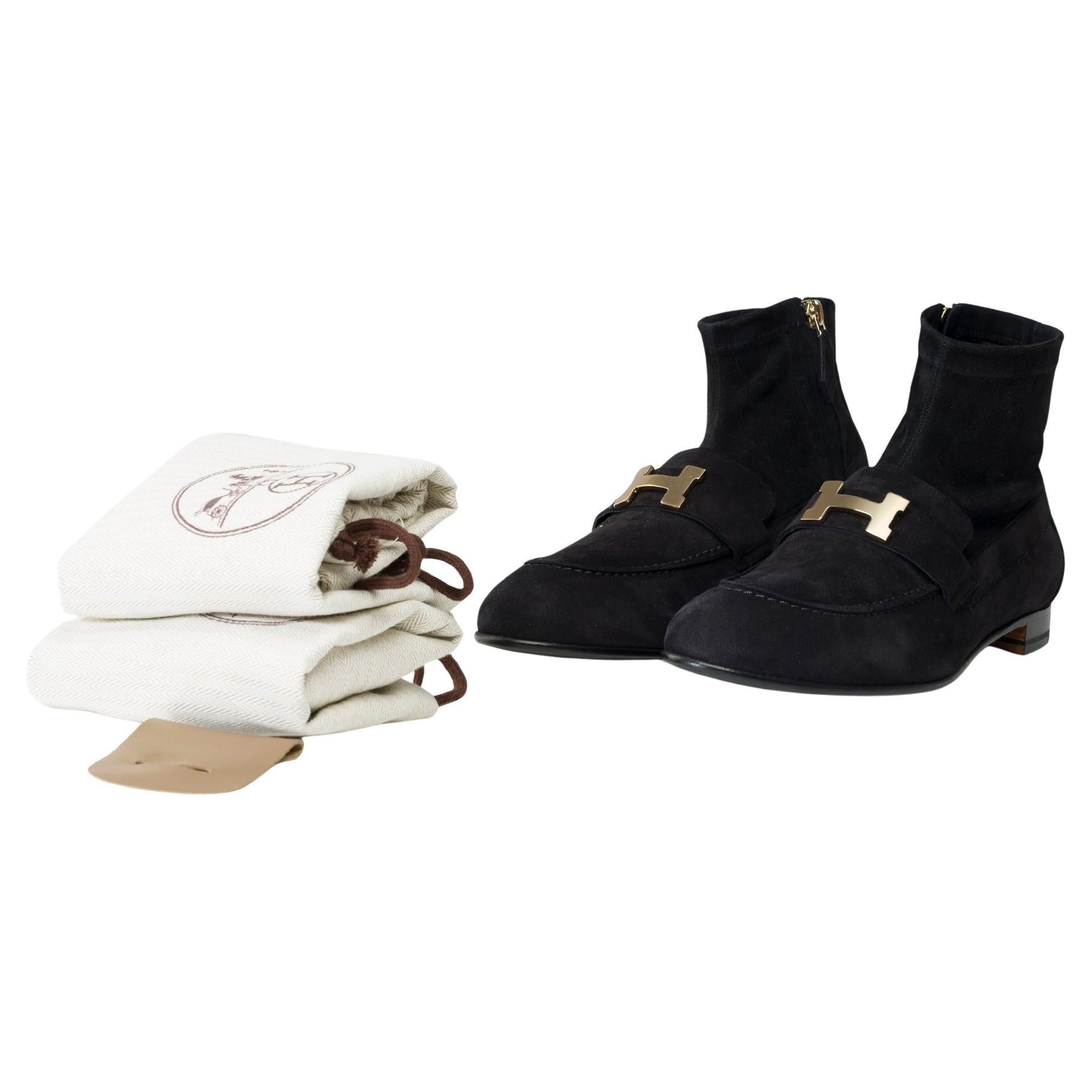 Hermès​ ​ankle​ ​boots​ ​in​ ​black​ ​suede

Model:​ ​Saint​ ​Honoré​ ​Buckle​ ​H
Category:​ ​Women
Material:​ ​Suede​ ​(calf​ ​suede)
Color:​ ​Black
Size:​ ​40​ ​(US​ ​9.5)
Heel​ ​height:​ ​2cm

Reference:​ ​102238

Condition:​ ​9/10
Sold​ ​with​