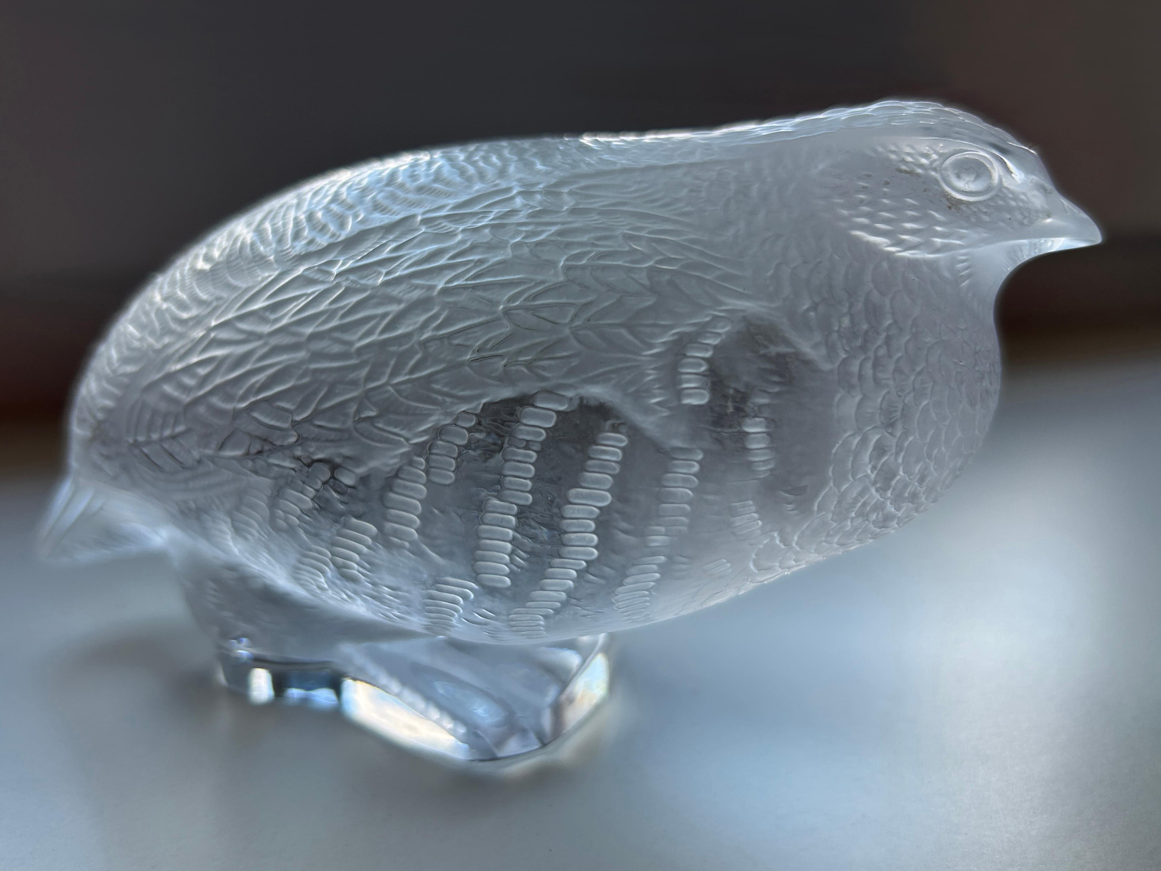 Hübsche und sehr dekorative Wachtelvogel-Skulptur oder Briefbeschwerer aus Kristall aus der Jahrhundertmitte. Entworfen und hergestellt von Lalique, Frankreich, 1960er Jahre. Signiert auf der Unterseite 'Lalique France'.

Handgefertigt aus