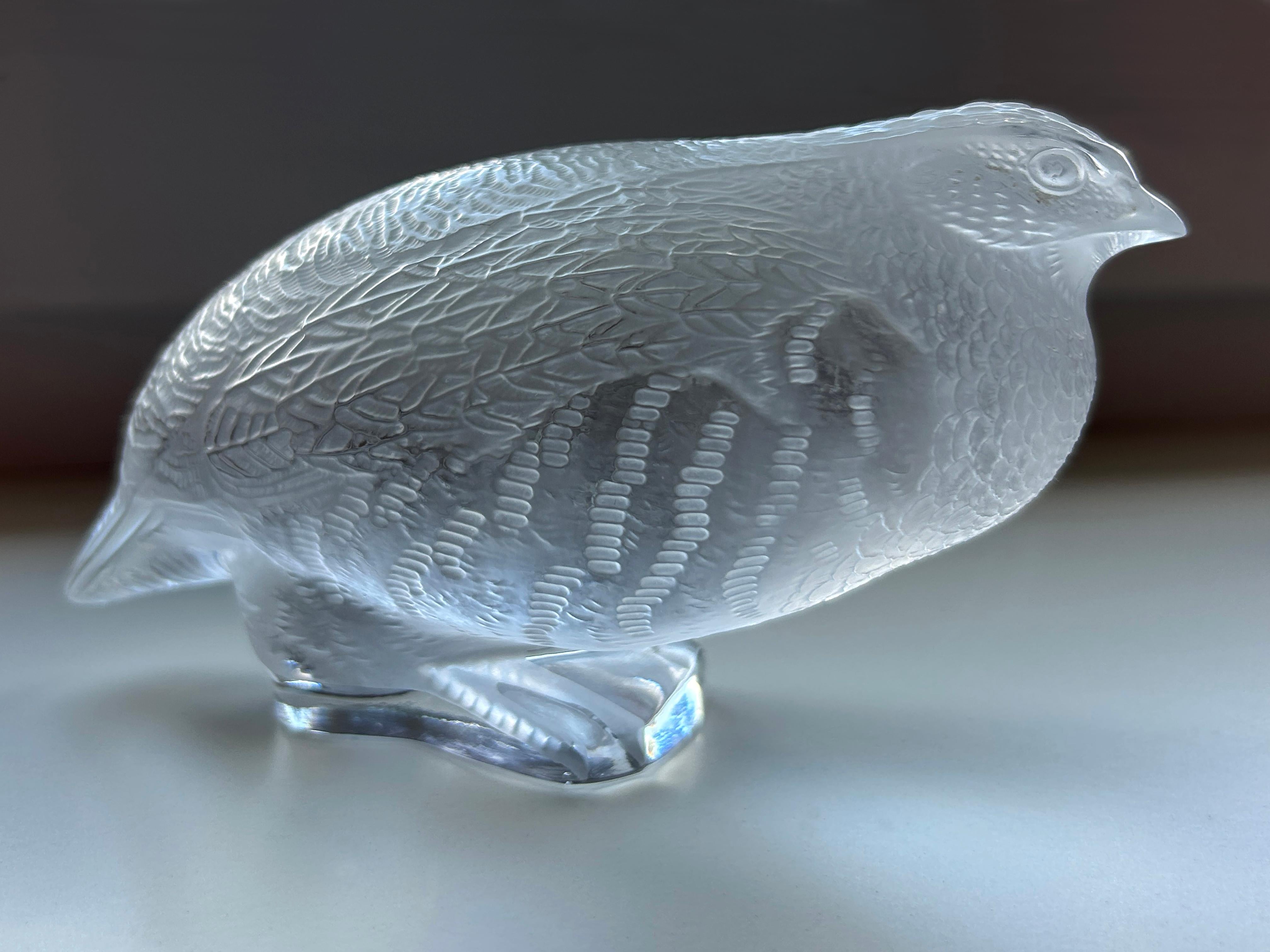 Schöne und sehr dekorative Quail-Skulptur aus Glas von Lalique, Frankreich 1960er Jahre (Moderne der Mitte des Jahrhunderts) im Angebot