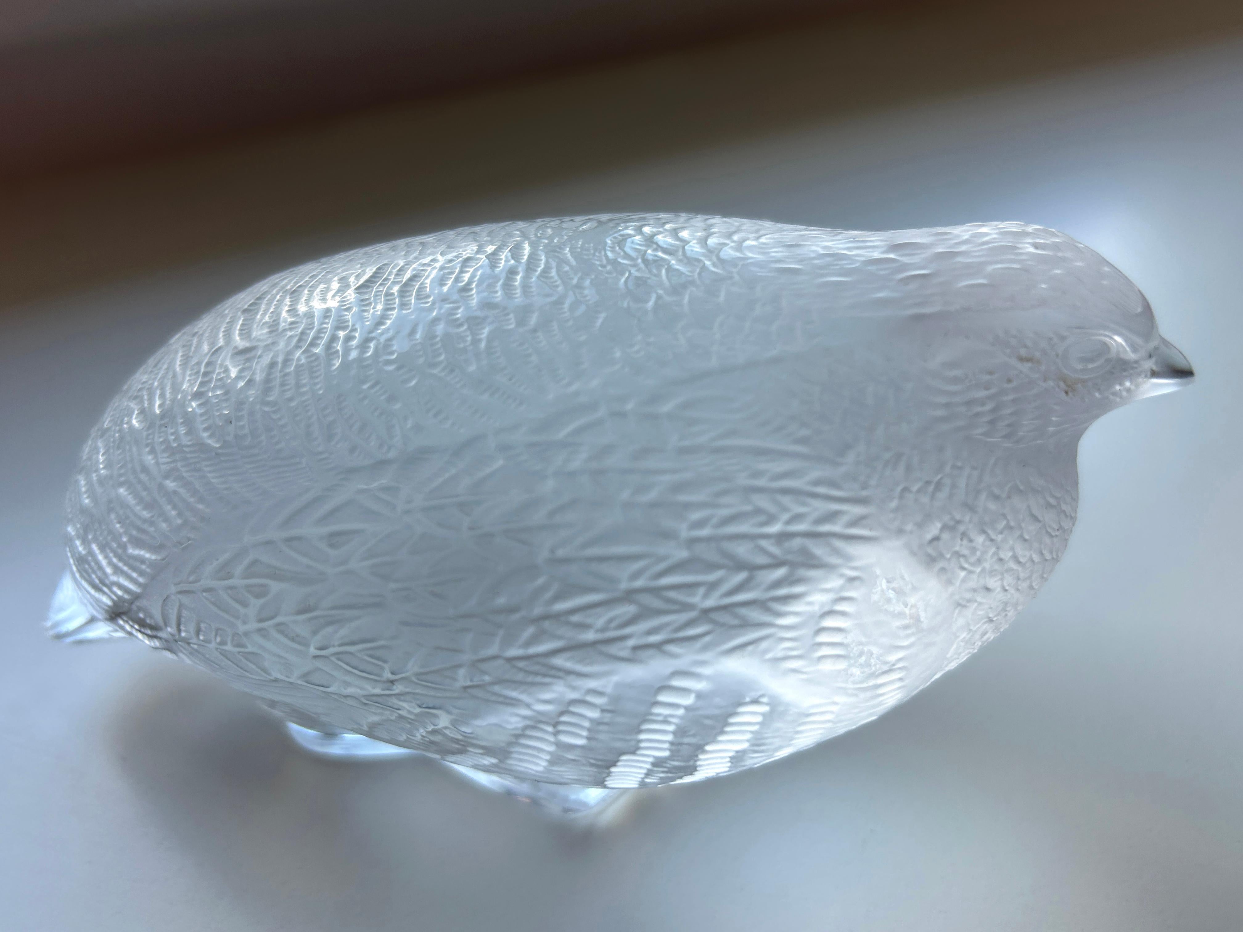 Schöne und sehr dekorative Quail-Skulptur aus Glas von Lalique, Frankreich 1960er Jahre (Handgefertigt) im Angebot
