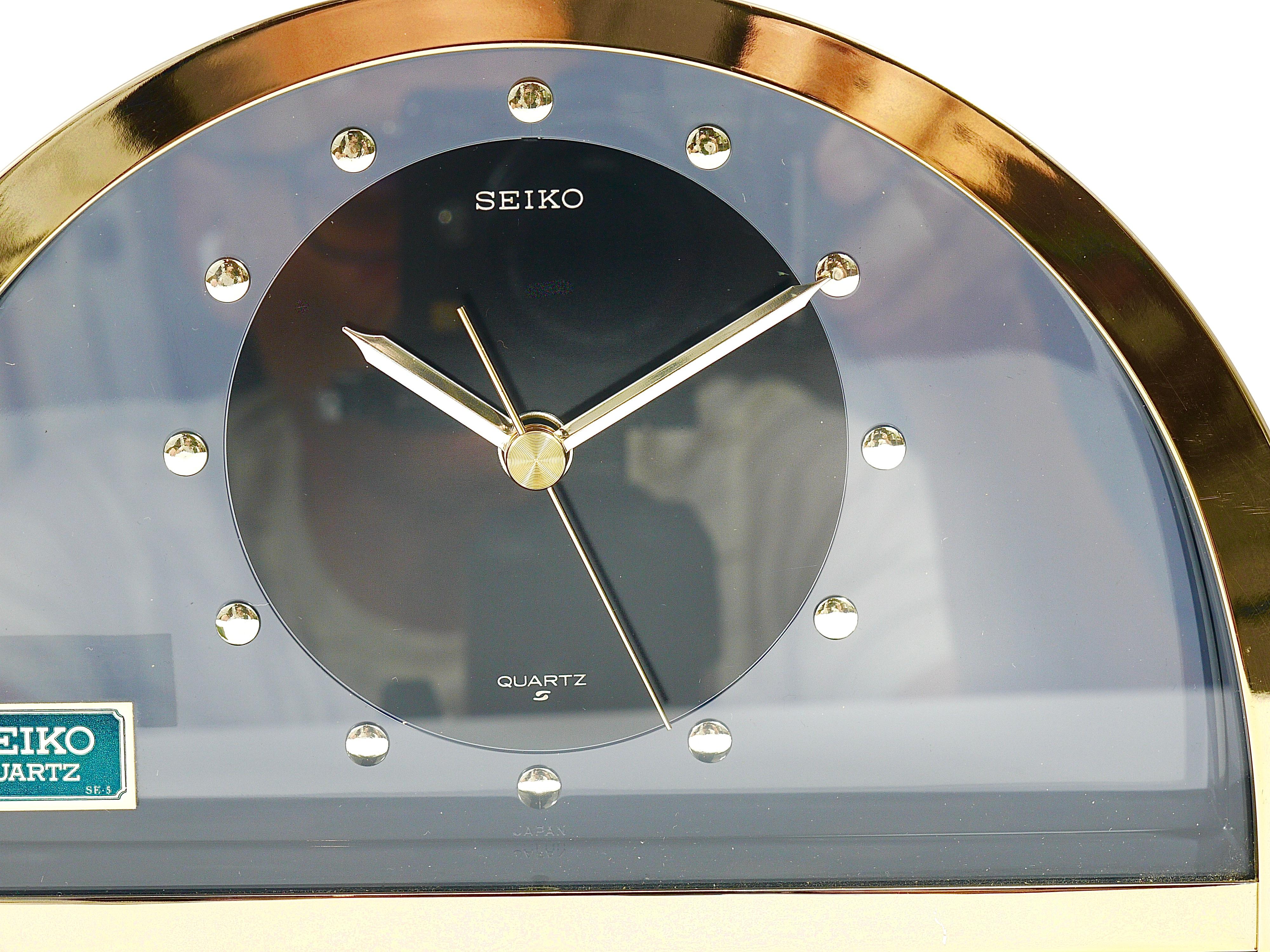 Beautiful Hollywood Regency Brass See-Through Table Clock by Seiko Japan, 1980s For Sale 3