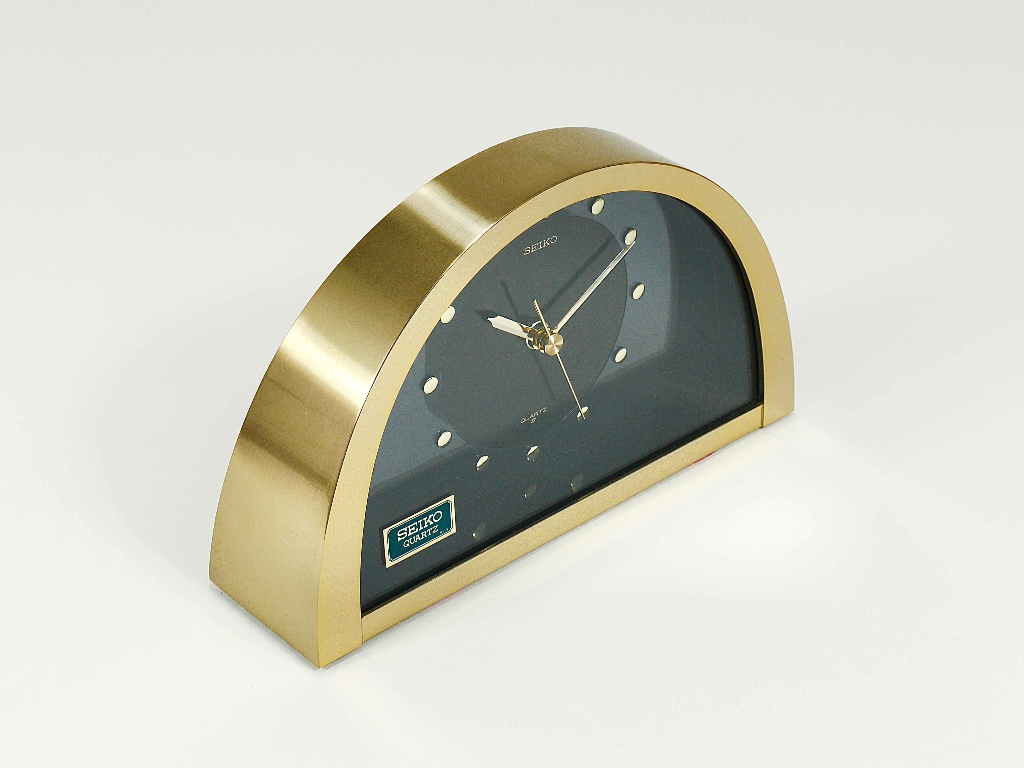 Beautiful Hollywood Regency Brass See-Through Table Clock by Seiko Japan, 1980s For Sale 7