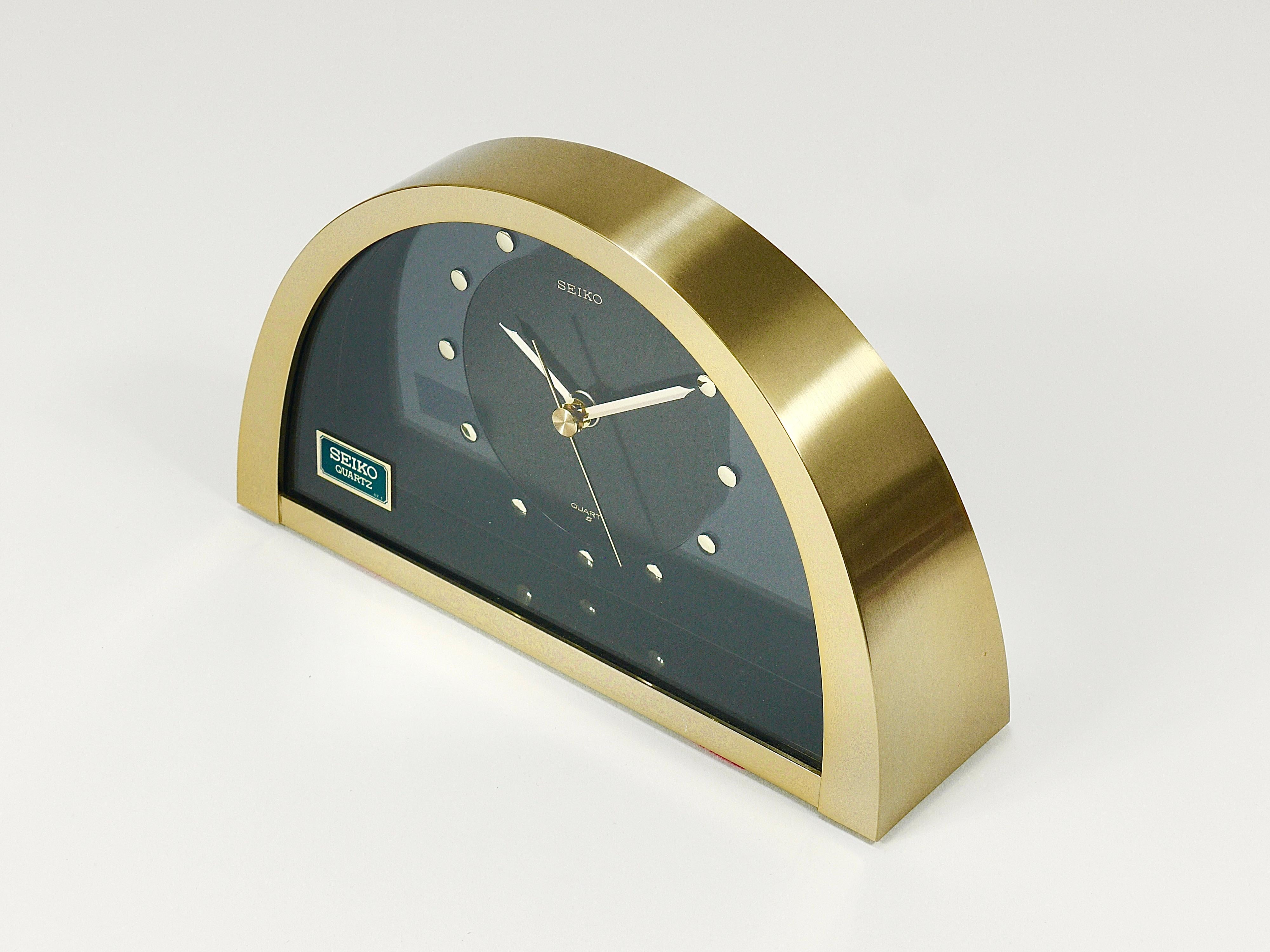 Beautiful Hollywood Regency Brass See-Through Table Clock by Seiko Japan, 1980s For Sale 8