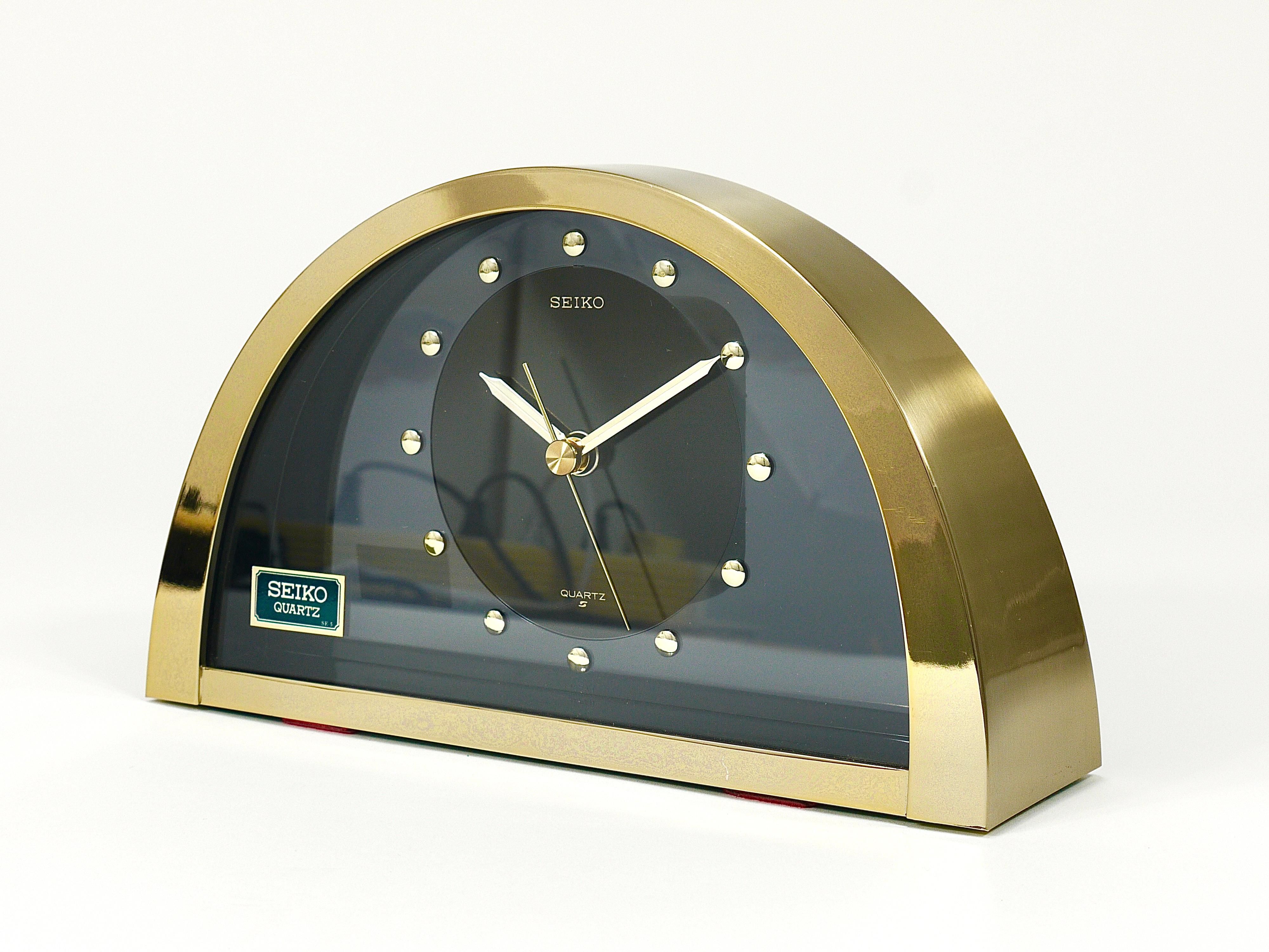 Beautiful Hollywood Regency Brass See-Through Table Clock by Seiko Japan, 1980s In Good Condition For Sale In Vienna, AT
