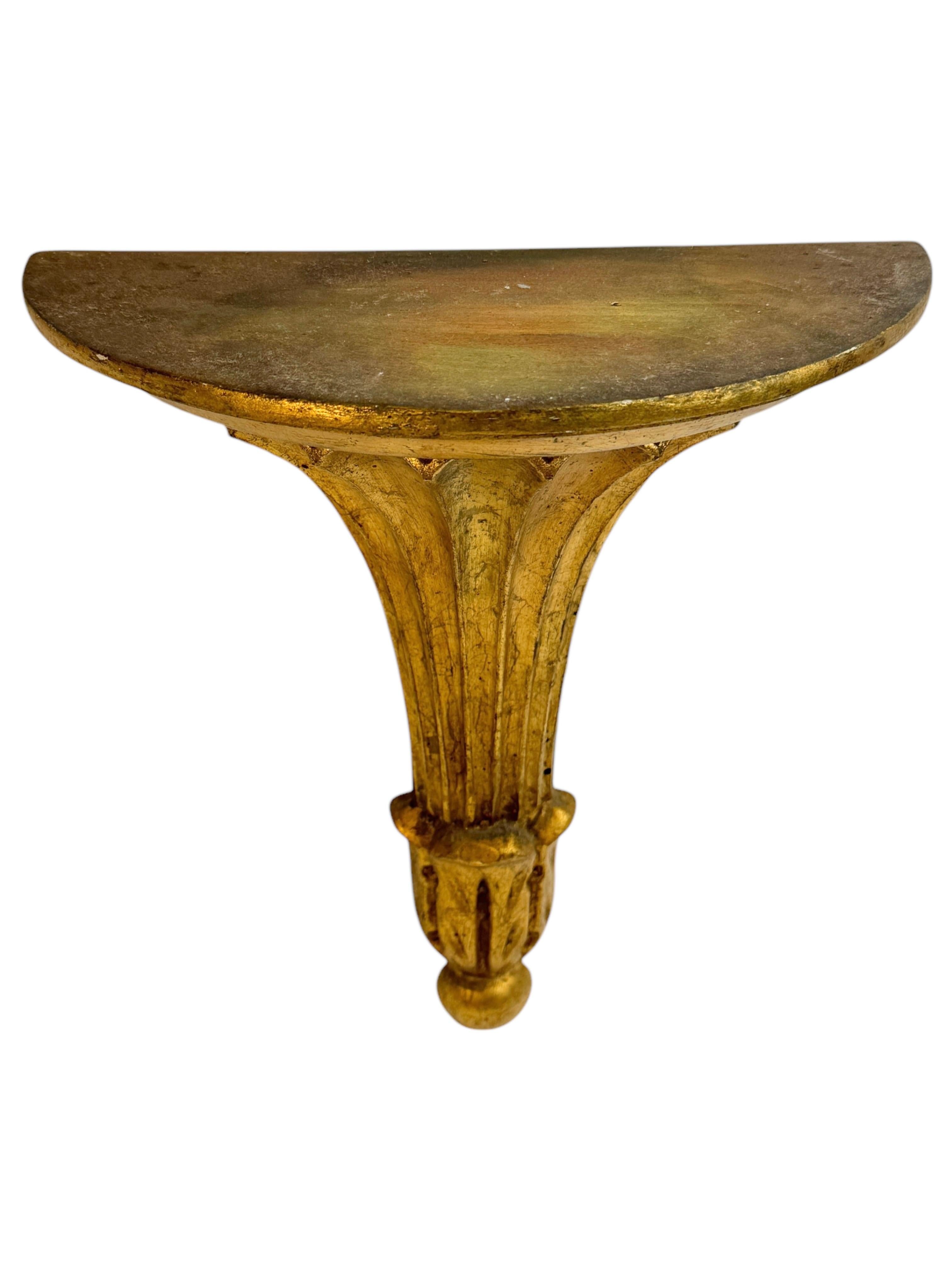 Preciosa consola de pared dorada Tole Toleware Hollywood Regency Estante Italia Años 50 Regencia de Hollywood en venta