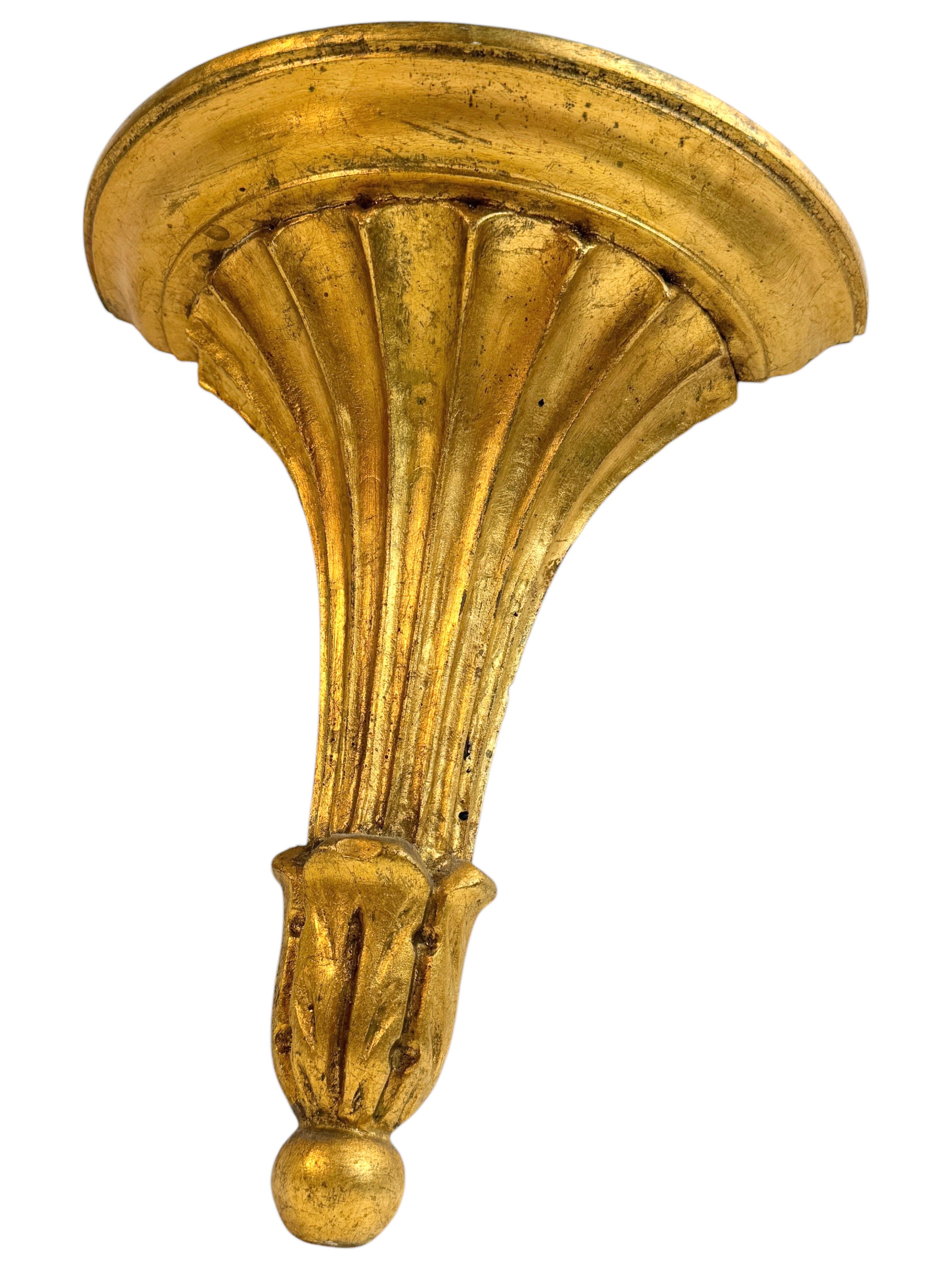 Preciosa consola de pared dorada Tole Toleware Hollywood Regency Estante Italia Años 50 mediados del siglo XX en venta