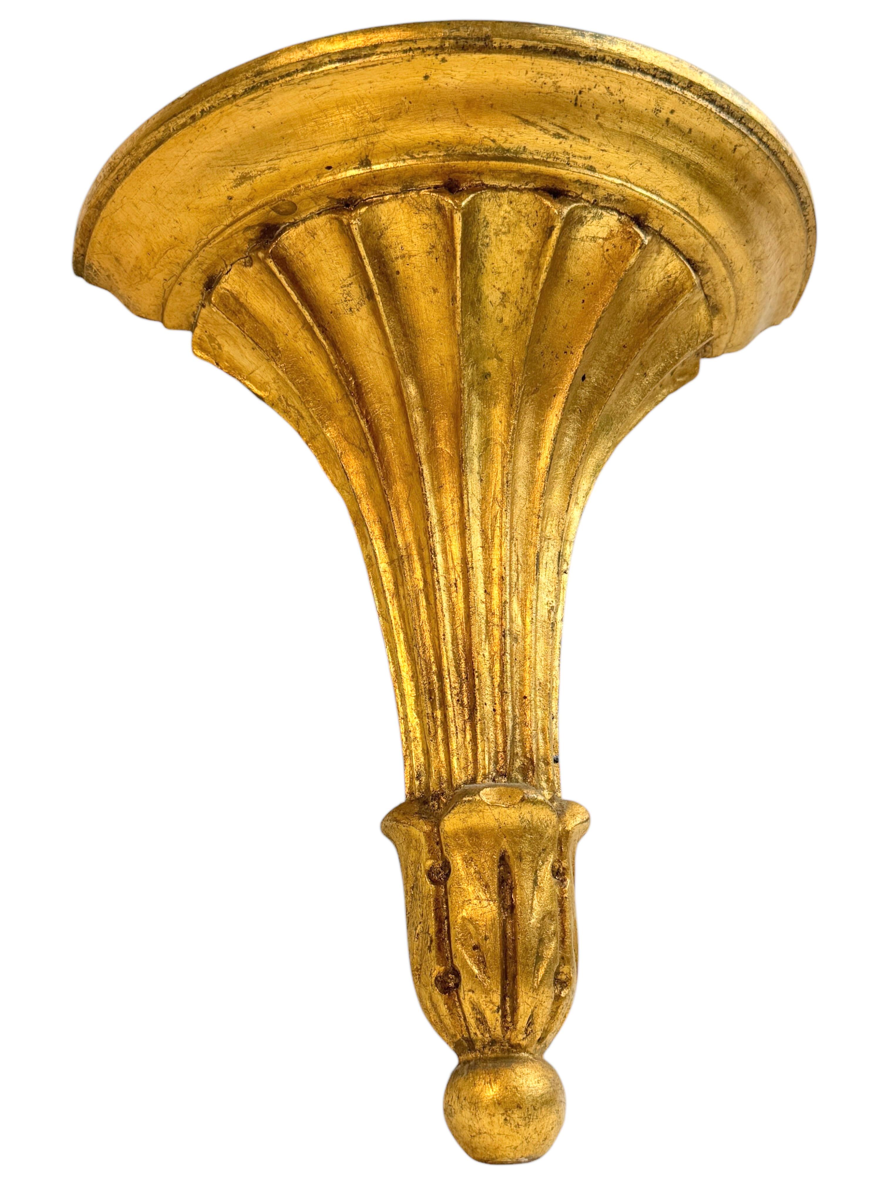 Preciosa consola de pared dorada Tole Toleware Hollywood Regency Estante Italia Años 50 Yeso en venta