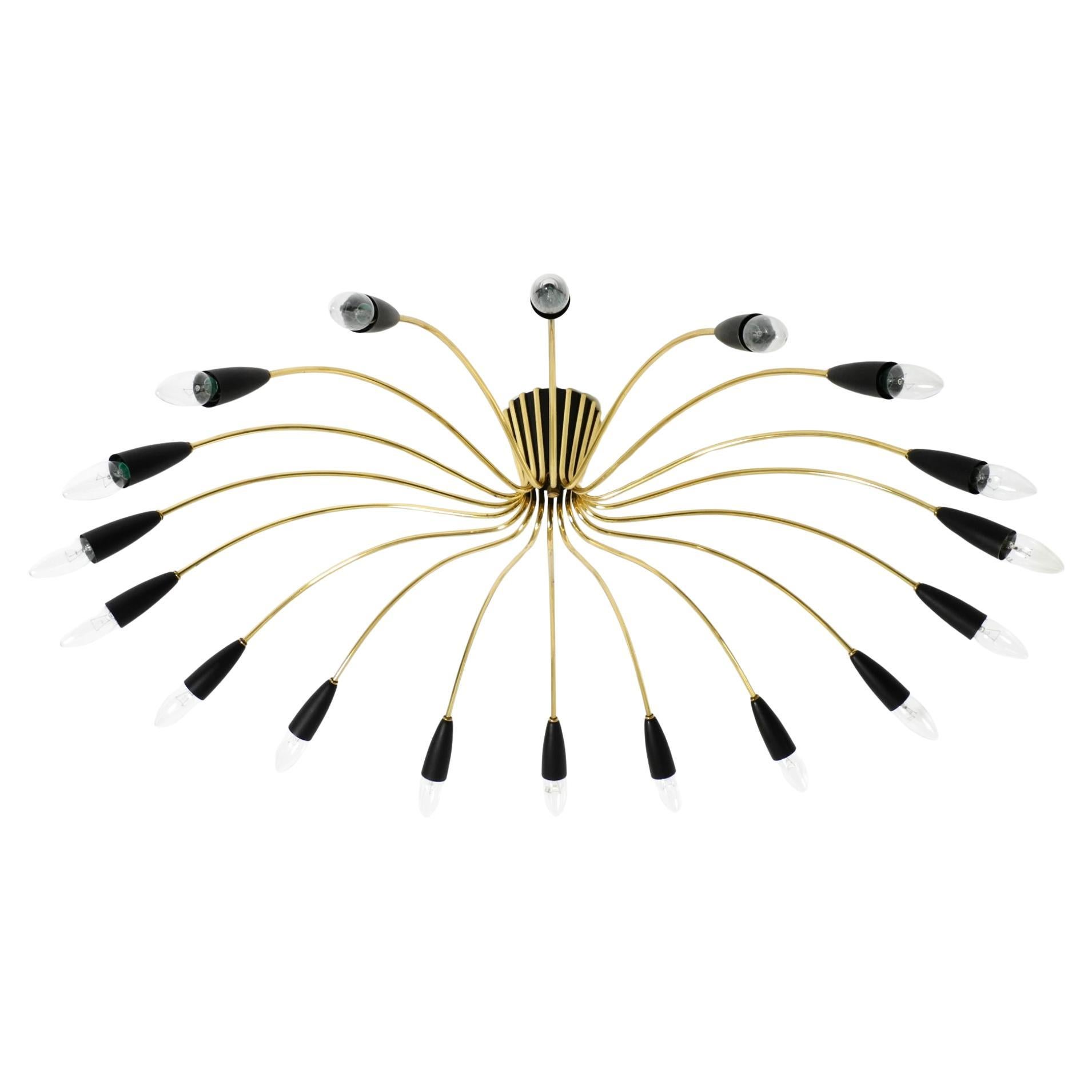 Bellissima lampada da soffitto Sputnik a 18 bracci in ottone della modernità di metà secolo Ø 113 cm